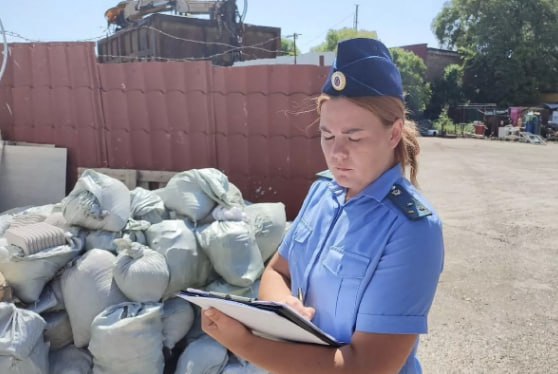 ℹ Два дома для сдачи туристам снесли в Адлерском районе Сочи  58 летний местный житель решил заняться арендным бизнесом и построил три деревянных дома на муниципальной земле площадью 3 5 тысячи квадратных метров Один дом он занял сам а два других сдавал отдыхающим  Проверка администрации выявила что дома построены незаконно Суд постановил их снести но владелец не спешил выполнять решение Тогда ему ограничили выезд из страны и составили административный протокол После этого мужчина всё же решил убрать постройки и вызвал спецтехнику чтобы снести дома и вывезти мусор Telegram канал Безопасность туризма 24 7 с вами Подпишись