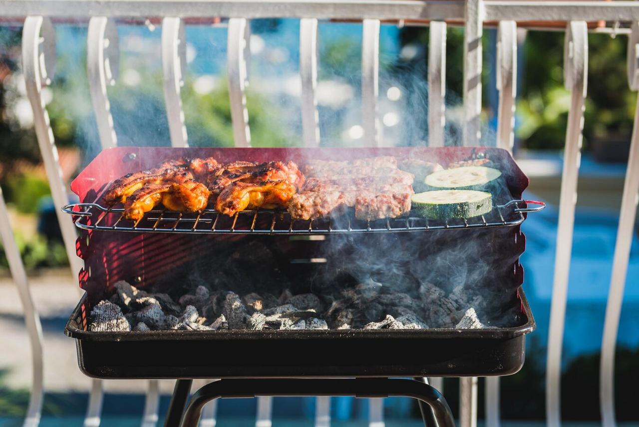 Москвич жаривший шашлыки на балконе получил 13 суток ареста и штраф При этом мужчина ругался матом Он не реагировал на замечания соседей Нарушитель порядка признал вину раскаялся и отправился в изолятор