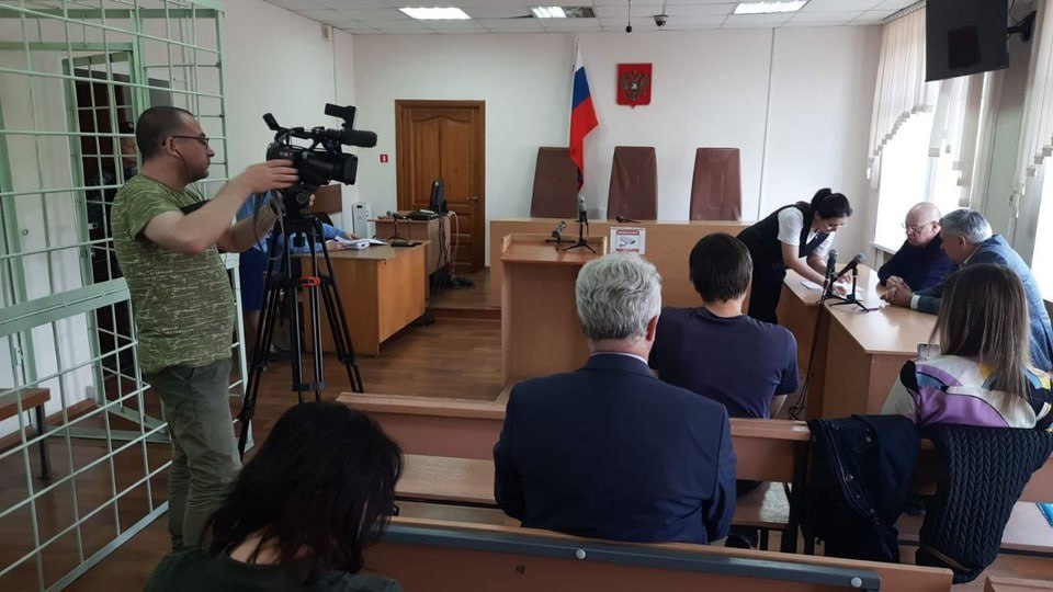  Кировский районный суд Красноярска вынес приговор бывшему руководителю краевого фонда жилищного строительства Сергею Бердоусову По версии регионального Следственного комитета, из-за его действий без квартир остались 27 семей. Все они — бюджетники. В 2019 году фонд получил субсидию в 170 миллионов рублей, а 99 из них должны были пойти на жилье работников бюджетной сферы. Для них строили дом в районе «Солонцы-2». Однако люди ключи так и не получили. Бердоусов за счет субсидии решил погасить долги жилфонда: 11 квартир в новостройке он передал компании «Фондинвест» в счет долга, еще 14 продал этой же фирме, а две последних ушли другим покупателям. По документам все выглядело чисто. Позже глава фонда отчитался, что в квартиры заселились работники здравоохранения, культуры, спорта и соцзащиты. Экс-главу фонда признали виновным в злоупотреблении должностными полномочиями. Он получил пять лет лишения свободы в колонии общего режима. : объединенная пресс-служба судов Красноярского края