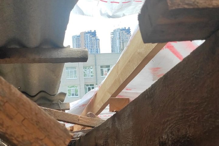 «Разворотили и бросили» В Волгограде перед недельным штормом оставили без крыши МКД на ул. Огарёва В Ворошиловском районе жильцы четырёхэтажного жилого дома № 31 на ул. Огарёва из-за несвоевременного обновления крыши вынуждены принимать в своих жилищах импровизированный душ и прощаться с отделкой комнат. Как сообщает ИА «Высота 102», недавно региональный фонд капитального ремонта профинансировал замену кровельного покрытия, но в результате июньские ливни дом встретил фактически без него. – Во время дождей у нас затопило верхние этажи. Строители сняли крышу и не обеспечили хотя бы временную защиту на случай непогоды. В результате влага потоками хлынула сначала на чердак, а затем и в жилые помещения. У меня пострадала отделка потолка и стен. Частично досталось и мебели. Лишь чудом не закоротило проводку, – рассказала одна из местных жительниц. Подробнее
