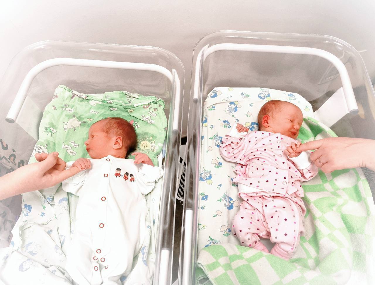 Увеличиваем меры поддержки наших семей С Нового года в Новгородской области будет действовать региональный капитал Новгородская семья При рождении первого ребенка женщиной в возрасте до 29 лет выплата составит 350 тысяч рублей сумма увеличена в два раза по сравнению с текущими выплатами При рождении третьего или последующих детей выплата составит 250 тысяч рублей Таким образом с учётом существующей выплаты на улучшение жилищных условий в размере 550 тысяч рублей семья при рождении третьего или последующего ребенка единовременно получит 800 тысяч рублей А в случае если это молодая семья в возрасте до 35 лет то дополнительная выплата составит еще 300 тысяч рублей Право на региональный капитал Новгородская семья получат постоянно проживающие на территории Новгородской области семьи на первого ребенка либо третьего или последующего ребенка рожденного в период с 1 января 2026 года по 31 декабря 2030 года Поддержка материнства и детства приоритетное направление нацпроекта Семья Подписывайтесь на канал в MAX