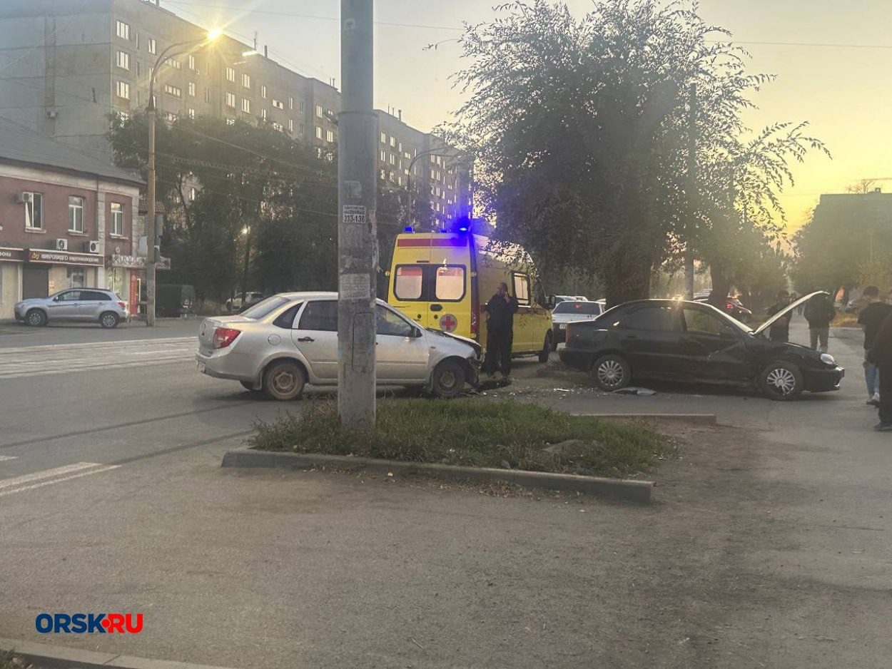 Орске на Краматорской столкнулись Lada и Chevrolet   На место прибыла карета скорой помощи, осмотрела всех участников, к счастью, обошлось без серьезных травм. Автомобили получили механические повреждения.