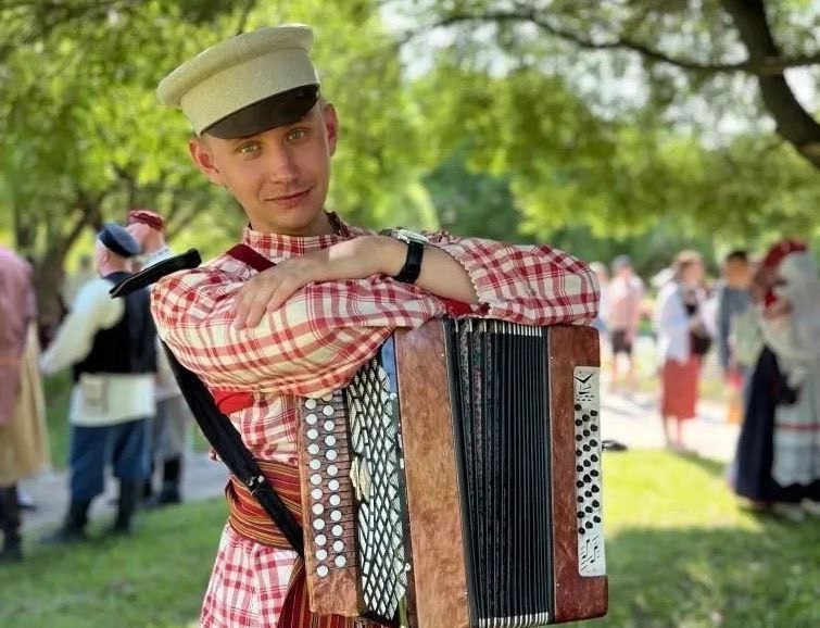 На 26 работников культуры стало больше в малых городах и сельских поселениях Вологодской области Все специалисты трудоустроены по федеральной программе Земский работник культуры которая реализуется с этого года по инициативе Президента Владимира Путина Потребность в работниках культуры определяли сами муниципалитеты Всего сформировали перечень из 26 вакансий в 14 округах Закрыли их полностью Новые специалисты приступили к работе в учреждениях допобразования домах культуры и центрах культурного развития муниципальных музеях Каждый получил выплату в размере один миллион рублей и обязуется отработать в выбранном учреждении культуры не менее пяти лет рассказал губернатор Георгий Филимонов Значительная часть заявок приходилась именно на учреждения дополнительного образования детей В школы искусств Бабаева Вожеги Кичменгского Городка Федотова Тотьмы требовались преподаватели гармони баяна и гитары хормейстеры педагоги по изобразительному и театральному искусству Так в Кичменгско Городецкую школу искусств прибыл на работу молодой специалист из Курской области Глеб Стародубцев На новое место работы вышел еще в сентябре округ помог решить квартирный вопрос педагогу было выделено муниципальное жилье со всеми удобствами В Вологодской области молодые работники культуры также могут получить единовременные выплаты при первом трудоустройстве в сельские учреждения 500 тысяч рублей полагается выпускникам высших учебных заведений и 250 тысяч рублей выпускникам СПО Дополнительно от двух до пяти тысяч рублей ежемесячно назначается профильным специалистам имеющим почетные звания Правительство Вологодской области Telegram MAX