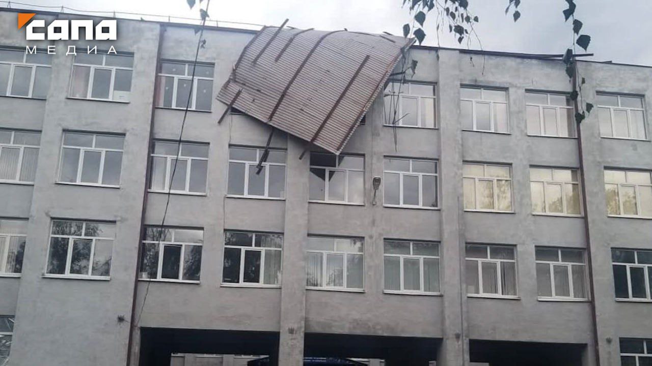 Крышу школы №6 в Беслане должны восстановить к началу учебного года   Решать проблему будут совместно администрация района и региональный Минстрой. Сейчас в Правобережном районе продолжают восстанавливать электро- и водоснабжение. Без коммунальных услуг остаются порядка пятидесяти домов в Беслане, а также жители Зильги и Нового Батако.    «Мы практически устранили все проблемы по части водо- и электроснабжения. Остались точечные заявки, по которым продолжаем работать. Коммунальные службы в ближайшее время завершат уборку мусора и части обвалившихся деревьев», — сказал «Сапе» глава района Казбек Мрикаев.    Как писала «Сапа», кровлю капитально отремонтированной четыре года назад школы №6 снесло вчера сильным порывом ветра. Ураган не пощадил и деревья в парке БМК, которые зацепили электропровода.     Подписывайся на «Сапа 15»