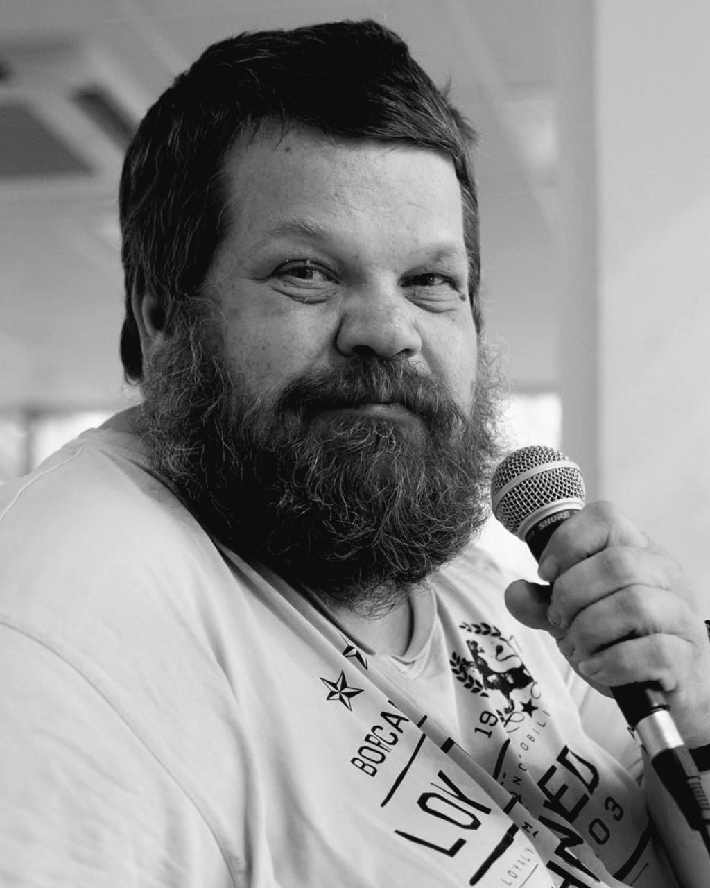 Не стало Игоря Плешакова Бессменный диктор нашей домашней арены скончался сегодня днем на 57 м году жизни Выдающийся голос Игоря более 20 лет звучал на матчах нашей команды являясь знаковым для разных поколений болельщиков В наших сердцах навсегда останется его голос и конечно знаменитая фраза И помните что вы самые лучшие болельщики в мире Матчу против Пари НН будут предшествовать мероприятия в память об Игоре Плешакове а сама игра начнется с минуты молчания ПФК ЦСКА выражает искренние соболезнования родным и близким Игоря Информацию о церемонии прощания клуб сообщит дополнительно