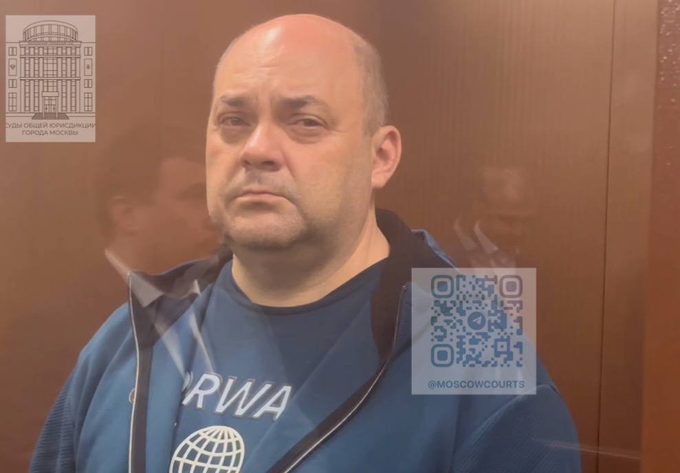 Бывший губернатор Курской области Алексей Смирнов остается под стражей Такое решение вынес суд. Напомним, экс-главу региона обвиняют в хищении бюджетных средств при строительстве фортификационных сооружений в приграничье. В деле фигурирует сумма в 1 миллиард рублей. Неделю назад Алексей Смирнов подал жалобу на продление ареста. Защита просила заменить содержание в СИЗО на домашний арест. Мотивация — плотное сотрудничество со следствием. В частности, по предварительным данным, экс-губернатор дал показания на Романа Старовойта. Сегодня суд рассмотрел жалобу и оставил Смирнова в изоляторе. Вести-Курск. Только проверенная информация Прислать новость