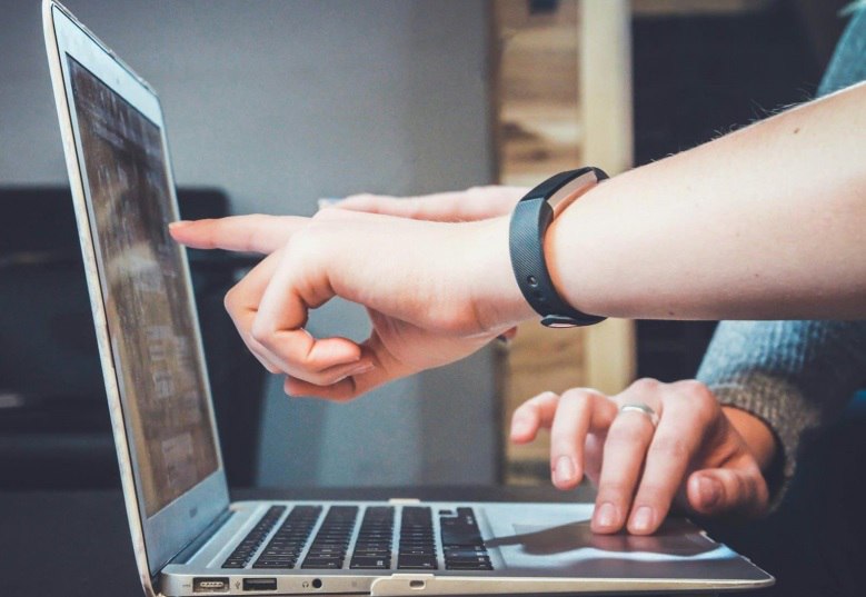 Госдума приняла закон меняющий понятие турпродукта во внутреннем и въездном туризме сразу во втором и третьем чтениях Документ доработали с учетом позиции бизнеса из состава турпродукта убрали питание трансфер страхование и аренду транспорта Теперь турпродукт это размещение и минимум одна дополнительная услуга например перевозка или экскурсионное обслуживание При этом для выездного туризма правила остались прежними Однако по словам экспертов недостатки у документа есть Подробности о новом законопроекте и мнения экспертов в материале Profi Travel profitravel турпродукт госдума законодательство внутреннийтуризм въезднойтуризм турбизнес туроператоры турагенты авторскийтуризм ндс электроннаяпутевка