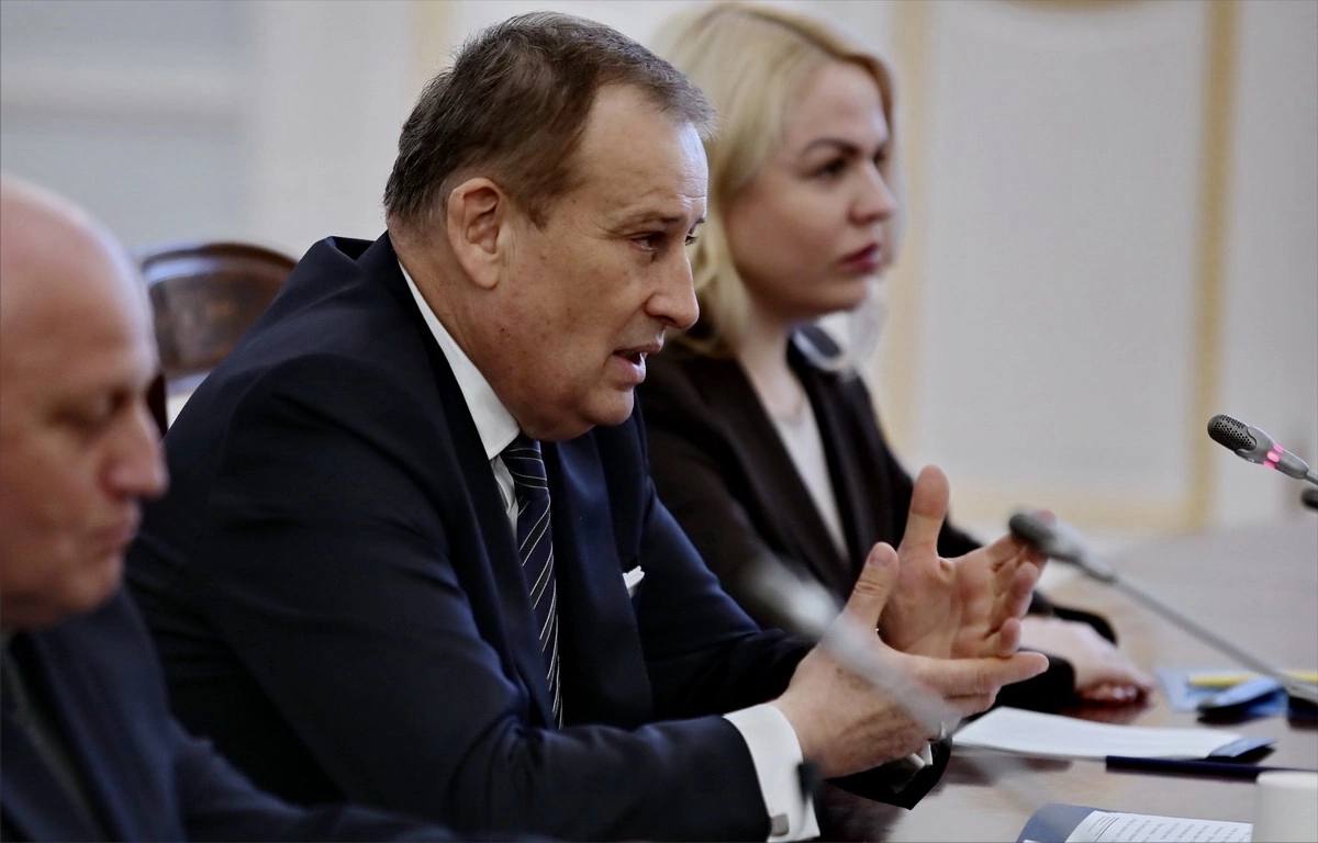 Все больше планов команды губернатора Ленобласти Александра Дрозденко превращаются в реальность. Глава региона стал инициатором еще одного проекта агломерации — единая карта «Ленинградская» на базе уже существующей карты петербуржца. Соглашение о взаимодействии сегодня подписали в Смольном губернаторы Александр Дрозденко и Александр Беглов. «Это, действительно, наш общий проект, который направлен на улучшение качества жизни и ленинградцев, и петербуржцев. И для нас очень знаково, что в день города, в день великого Санкт-Петербурга, мы подписываем соглашение. Мы объявляем о запуске с первого июня этого года единой карты для жителей Ленинградской области, которая называется ЕКП Ленинградская. Спасибо, что поддержали мое предложение, мы вошли в вашу действующую систему, действующую инфраструктуру Единой карты петербуржца. Она у вас работала, показала себя очень эффективно. И, конечно, нам было очень важно, что вместе мы реализовали этот проект. Это ещё один пример, когда мы вместе с вами реализуем очень важный проект для агломерации» – отметил Александр Дрозденко. С 1 июня жители региона смогут оформить карту в банке Санкт-Петербург, а с 1 июля к проекту планируют присоединиться еще четыре финансовых организации — Сбербанк, ВТБ, Промсвязьбанк, Газпромбанк. Благодаря этой карте ленинградцы получат льготный проезд и возможность онлайн-пополнения на транспорте, простое получение социальных выплат, бесплатное посещение семи музеев Ленинградской области и другое.