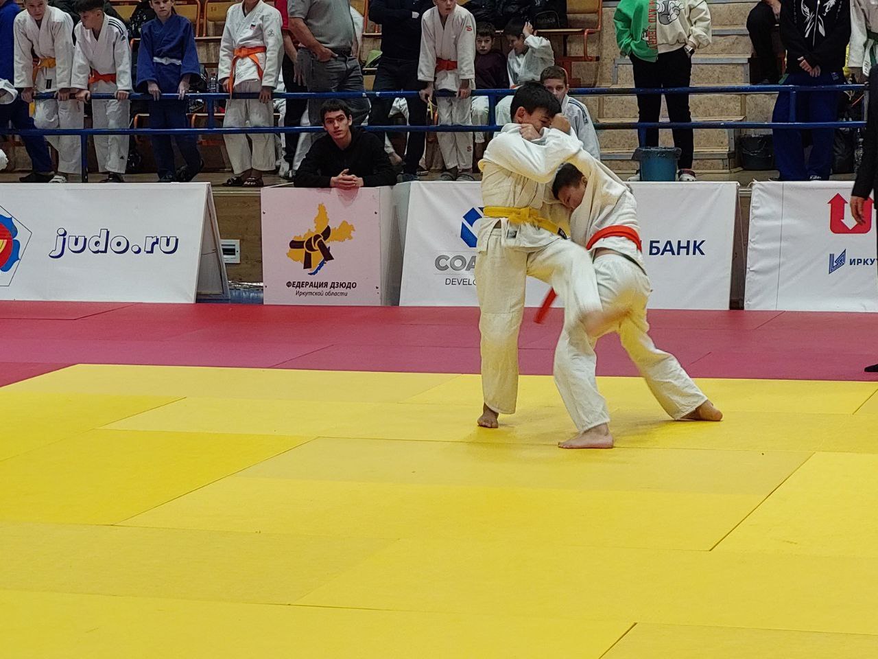 XXXVI Турнир по дзюдо памяти дважды Героя Советского Союза А П Белобородова Сегодня в спортивном зале Металлург состоялось открытие регионального турнира по дзюдо им дважды Героя Советского Союза А П Белобородова Соревнование проходит на нашей территории уже 36 й раз В нем принимают участие юноши и девушки до 13 лет В этот раз участвуют 118 спортсменов из Иркутской области и республики Бурятия которые поборются за первенство в 12 весовых категориях За годы существования турнира в нем приняли участие сотни сильных спортсменов из городов Сибири Дальнего Востока Монголии Для всех участников это отличный повод показать свое мастерство и обменяться тренерскими практиками Пожелаем нашим спортсменам победы