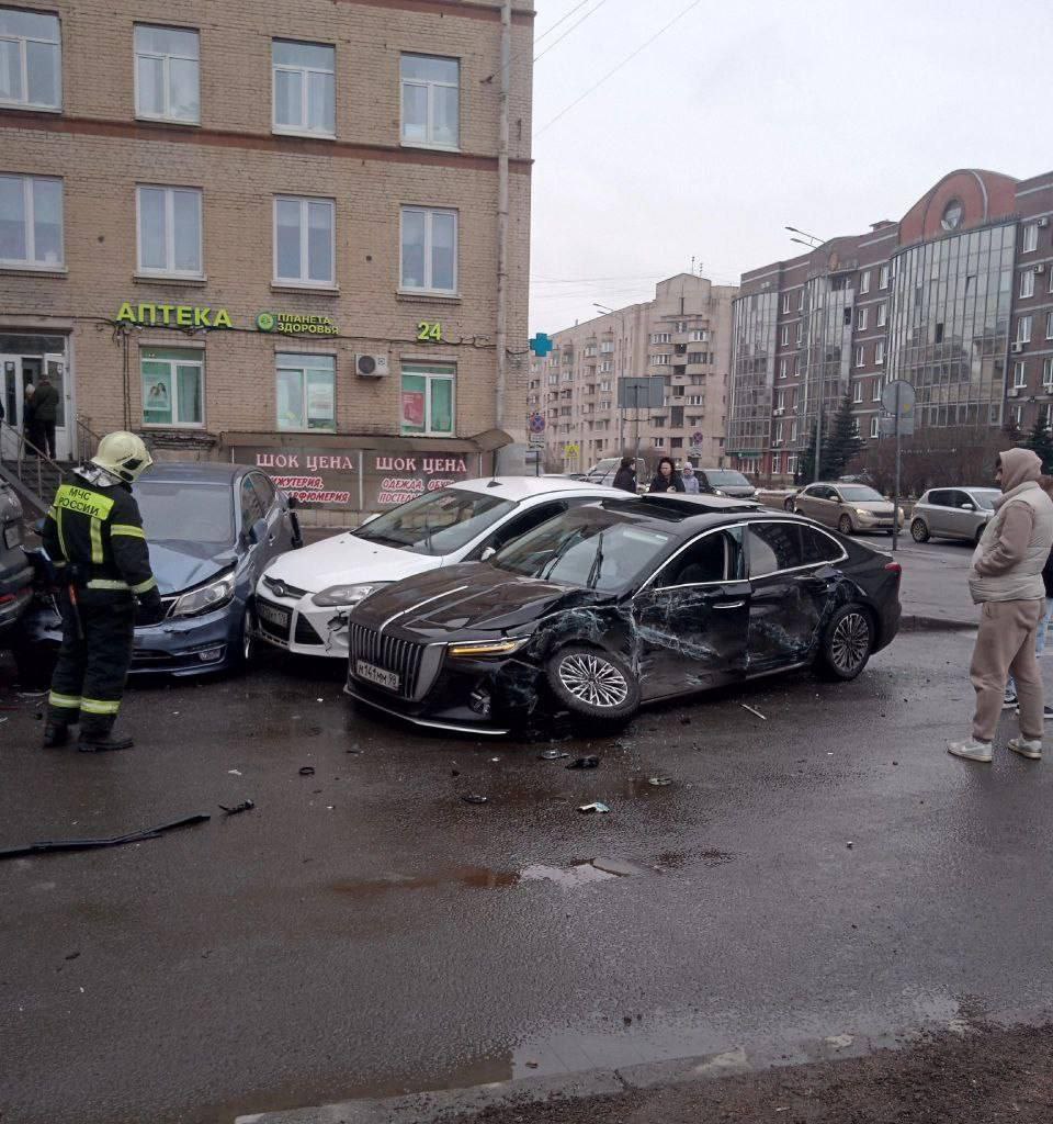 Автобус влетел в остановку в Питере. 1 человек погиб.  Водитель маршрута №147 не справился с управлением на пересечении Варшавской улицы и Ленинского проспекта, совершая поворот, зацепил несколько легковушек, другой автобус, №13, который и въехал в павильон.  В итоге оказались повреждены не менее 7 автомобилей. 1 из пассажиров общественного транспорта скончался, еще 1 получил травмы.