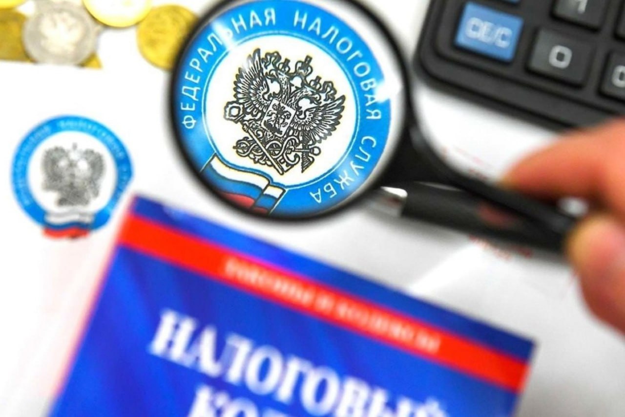 Пресс служба УФНС России по Республике Крым На пунктах выдачи самого популярного в Крыму маркетплейса нашли неоформленных сотрудников и дополнительные доходы продавцов В ходе обследования 920 пунктов выдачи заказов самого популярного в Крыму российского маркетплейса сотрудниками Управления ФНС России по Республике Крым были установлены факты использования труда неоформленных работников В результате легализован труд 350 сотрудников вследствие чего они получили официальное трудоустройство и социальные гарантии Кроме того в налоговой проинспектировали продавцов реализующих свои товары на площадке маркетплейса таких в Крыму насчитали чуть более 4 тысяч С помощью риск ориентированного анализа провели мониторинг их деятельности сравнили данные отчетности и движение денежных средств по счетам В итоге к задекларированным ранее доходам за 2024 год в сумме 22 млрд рублей предприниматели самостоятельно добавили еще 1 1 миллиарда Пункт выдачи заказов может открыть любой человек достаточно зарегистрироваться в качестве организации или ИП Отдельные требования предъявляются к помещениям необходимо закупить соответствующее оснащение и оборудование Производители и дистрибьюторы самостоятельно формируют ассортимент и розничные цены а сам маркетплейс зарабатывает на комиссии с продаж Платежи от клиентов пункты выдачи не принимают все финансовые операции берет на себя маркетплейс а значит не нужны онлайн касса и торговый эквайринг Со всех сторон схема работы прозрачна а значит вопросов со стороны контролирующих органов не возникнет так думали нерадивые работодатели принимая на работу сотрудника без оформления Только математика оказалась проста как правило ПВЗ работают от зари до зари и без выходных При таком графике предполагается сменность следовательно требуется как минимум два человека Работая в одиночку владелец просто не сможет соблюсти стандарты работы торговой площадки поэтому наличие неоформленных работников мы просчитали еще не выходя на обследование отметил руководитель Управления ФНС России по Республике Крым Роман Наздрачев