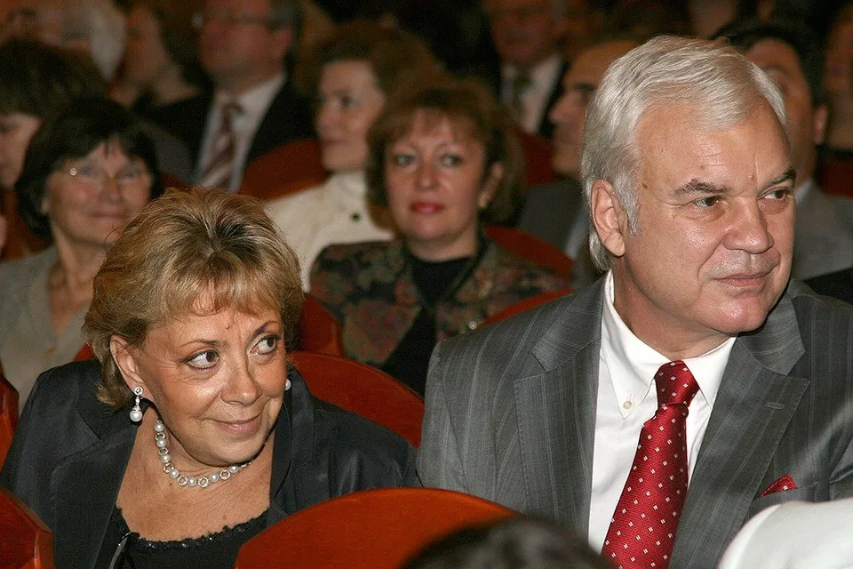 Умер телеведущий Владимир Молчанов Ему было 75 лет Трагическую новость сообщил журналист Юрий Рост Горе Ушел из жизни замечательный достойный человек Володя Молчанов Талантливый и умный русский интеллигент нравственный журналист блистательный телевизионный ведущий честный писатель и мой большой друг Потеря велика и невосполнима написал он в соцсетях Владимир Молчанов известный советский и российский телеведущий Он завоевал популярность благодаря передачам Время 90 минут До и после полуночи в конце 1980 х начале 1990 х годов За 2025 год Молчанов пять раз попадал в больницу из за сильных болей в животе В последний раз это случилось зимой В летний период его госпитализировали с подозрением на желудочно кишечное кровотечение