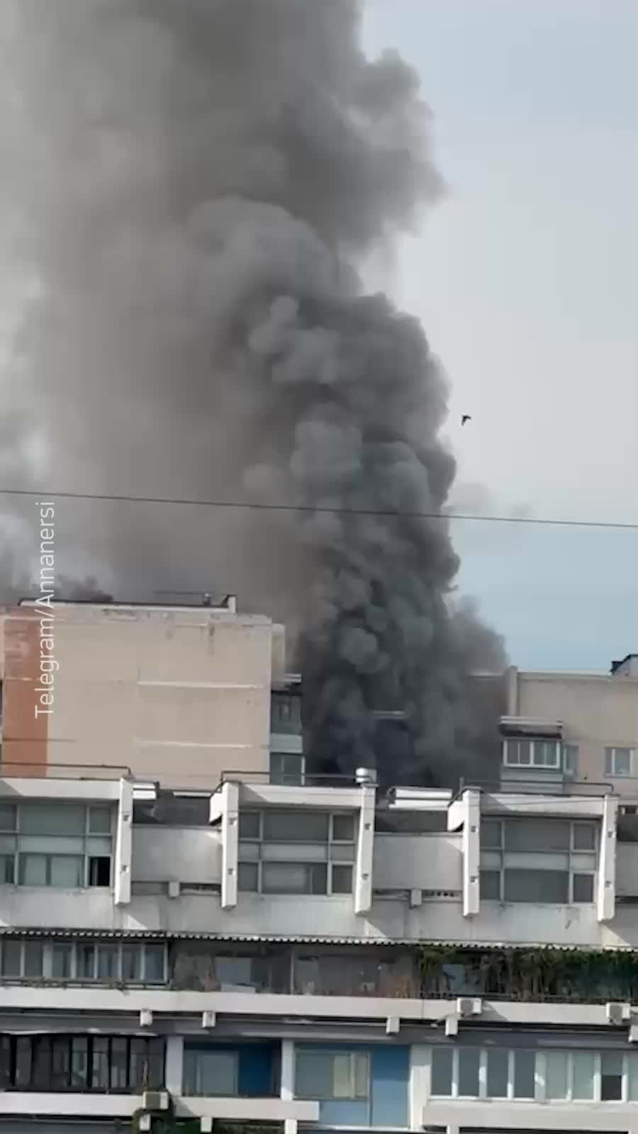 Пожар в многоэтажке на юге Москвы: квартира в Северном Чертанове охвачена огнем