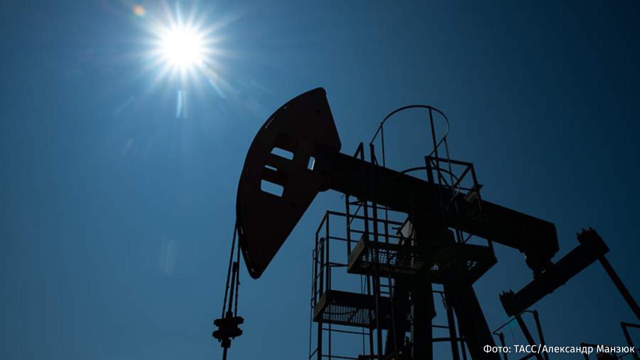 В Венгрии нашли месторождение производящее около 1 тысяч нефтяных баррелей в сутки Компании MOL и O GD обнаружили новое нефтяное месторождение Скважина Гальгахевиз 4 способна производить около 1 тыс баррелей сырой нефти в день говорится в заявлении Добытое сырье общий объем которого MOLGROUP делит с еще одной организацией O GD в соотношении 51 49 будет перерабатываться на Дунайском нефтеперерабатывающем заводе в Сазхаломбатте В заявлении подчеркивается что обнаруженное месторождение внесет вклад в обеспечение независимости страны от импорта в условиях неопределенности маршрутов его поступления Ранее глава МИД Венгрии Петер Сийярто заявлял что удар по нефтепроводу Дружба является нападением на энергетическую безопасность Венгрии Поставки нефти в Венгрию снова были приостановлены в результате атаки Больше новостей тут МАХ Отправить новость