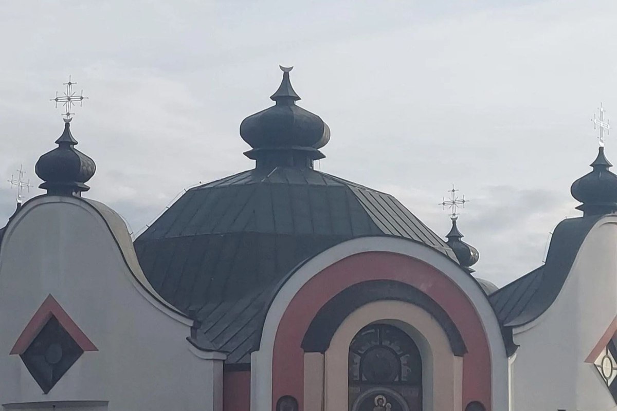 В польской Легнице неизвестные повредили крышу и срезали крест с главного купола Украинской греко католической церкви Успения Пресвятой Богородицы Посол Украины в Польше Василий Боднар сообщил что посольство срочно направило ноту в МИД Польши а Генконсульство во Вроцлаве обратилось в полицию с требованием расследовать преступление и наказать виновных Обращаюсь к правоохранительным органам Республики Польша публично сделайте всё чтобы это и все подобные преступления против украинцев и украинства дошли до логического завершения приговоров суда подчеркнул Боднар