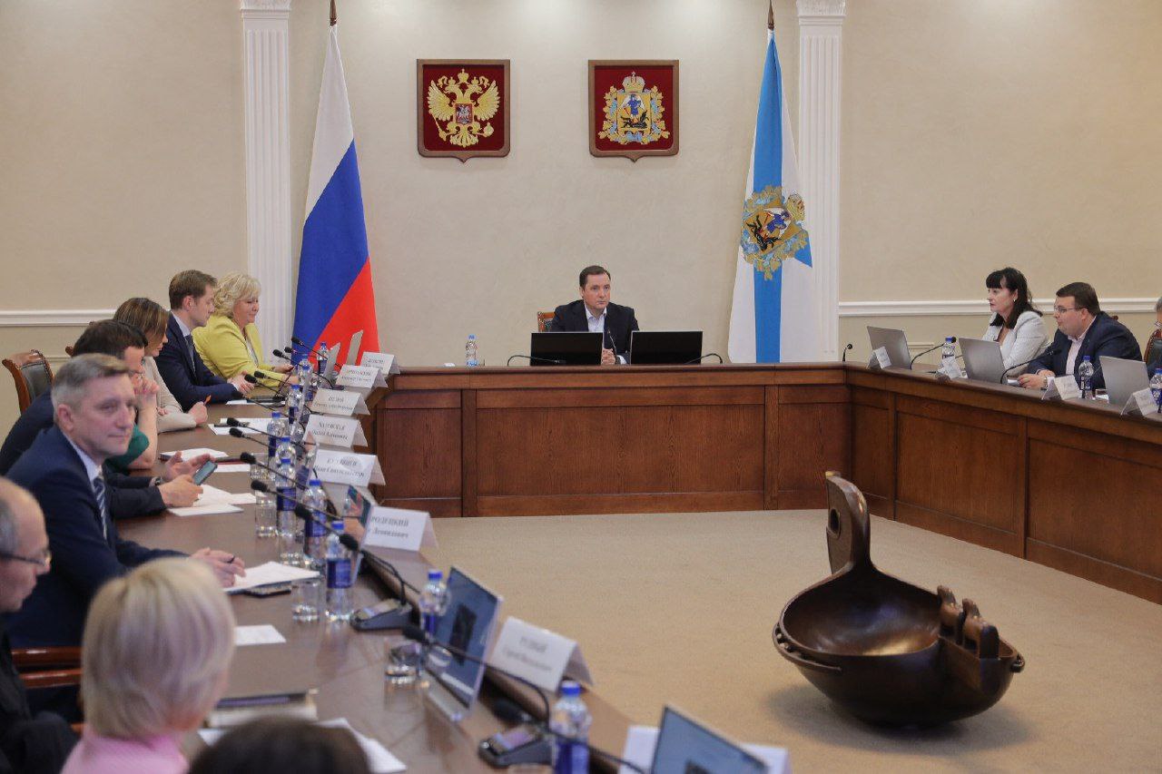 Сегодня обсудили финальные организационные вопросы предстоящего II Женского Арктического форума. Подготовка велась тщательно, постарались учесть все детали, чтобы программа получилась насыщенной и полезной, а само мероприятие — комфортным и интересным для участниц. 3 и 4 июня Архангельск станет местом встречи женщин из самых разных сфер: образования, культуры, здравоохранения, бизнеса, спорта, туризма, политики. Важно, что на форум приедут представительницы всех районов и округов нашей области — активные, неравнодушные, инициативные. В программе — обсуждение важных и прикладных тем: от поддержки женского предпринимательства до вопросов здравоохранения, досуга и воспитания детей. Одним из ключевых событий станет выездное заседание комитета Госдумы по вопросам семьи, материнства и детства. Ждём в Архангельске женщин из всех районов и округов области, а также гостей из арктических регионов страны — чтобы обсудить общие темы, поделиться опытом и просто по-человечески пообщаться.