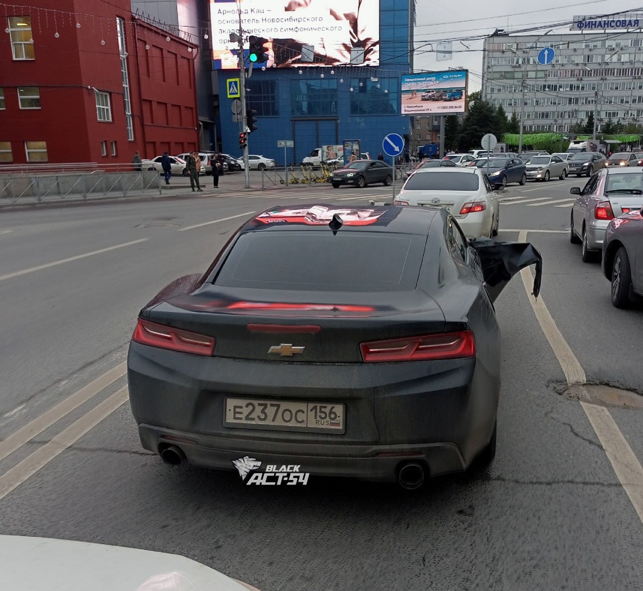 Скрывался не долго  В Новосибирске водитель сбил женщину на переходе и быстро уехал с места ДТП. Наезд произошёл около дома № 31 на Красном проспекте.    Водитель за рулем автомобиля Chevrolet Camaro сбил 32-летнюю женщину, которая пересекала дорогу по всем правилам – по пешеходному переходу на зелёный сигнал светофора. Виновник аварии скрылся с места происшествия, а пострадавшую увезли в больницу.   Но прятаться долго у беглеца не получилось. Автомобиль нашли в одном из дворов на улице Салтыкова-Щедрина. При задержании оказалось, что 27-летний водитель пьян.   Употребил он алкоголь до момента наезда или уже после из-за стресса от аварии – будут выяснять правоохранители.   Вести Новосибирск