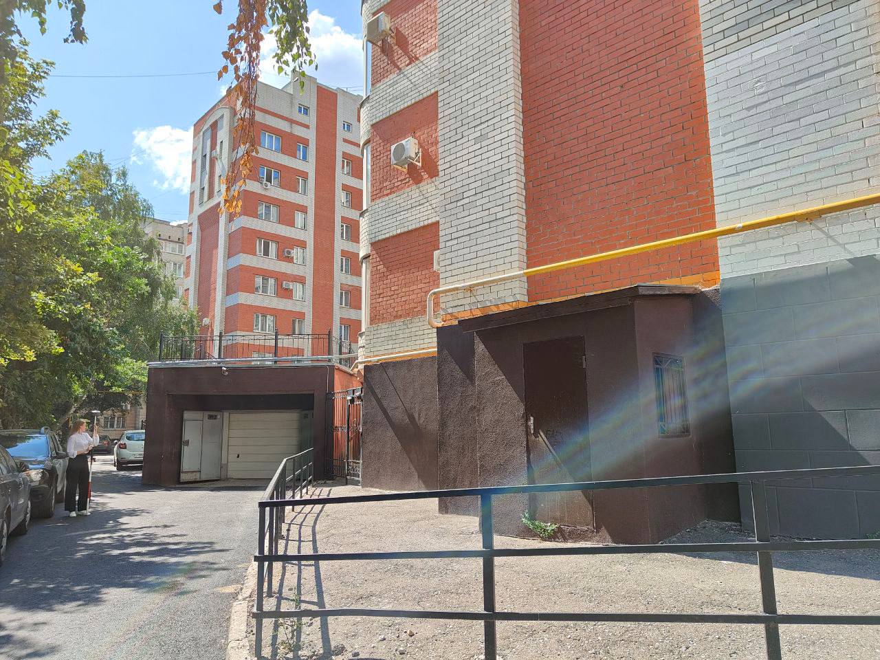 Прокуратура Волжского района Саратова организовала проверку по публикации о нарушении требований жилищного законодательства.   С целью дачи оценки соблюдения требований земельного и жилищного законодательства представитель прокуратуры совместно со специалистом комитета муниципального контроля администрации МО "Город Саратов" осуществлён выход на спорную территорию дома № 12 по Обуховскому переулку. Специализированным оборудованием произведены замеры и проведено обследование территории.   По результатам проверки при наличии оснований будут приняты меры прокурорского реагирования.