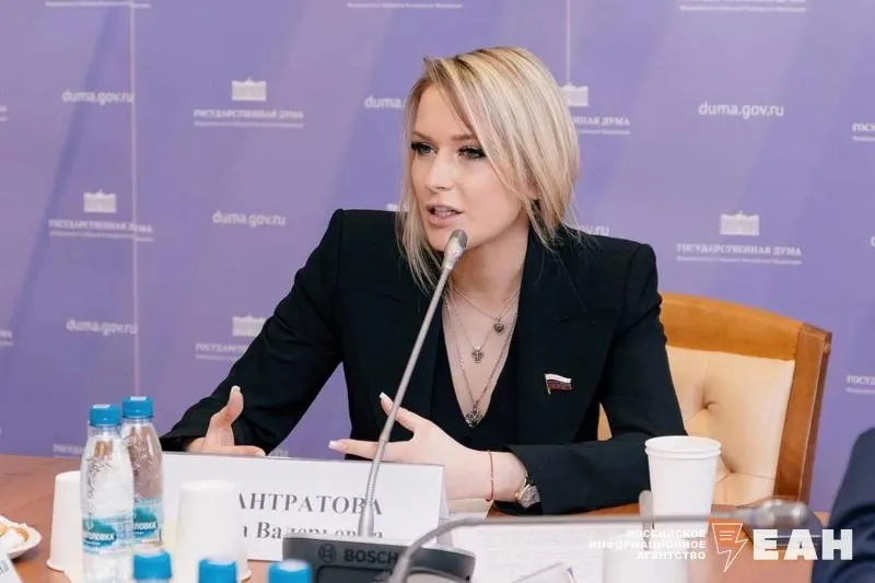 ЕАН Челябинск Единая Россия поддержала выдвижение депутата Госдумы от Челябинской области Яны Лантратовой на пост омбудсмена Президиум фракции ЕР в Госдуме единогласно поддержал ее кандидатуру Об этом пишет Интерфакс Яна Лантратова отметила что при назначении на пост уполномоченного планирует опираться на опыт накопленный омбудсменами Сейчас пост уполномоченного по правам человека в России занимает Татьяна Москалькова Сегодня истекает второй срок ее работы в этой должности Подписаться на ЕАН Челябинск в подробнее на канале ЕАН Челябинск