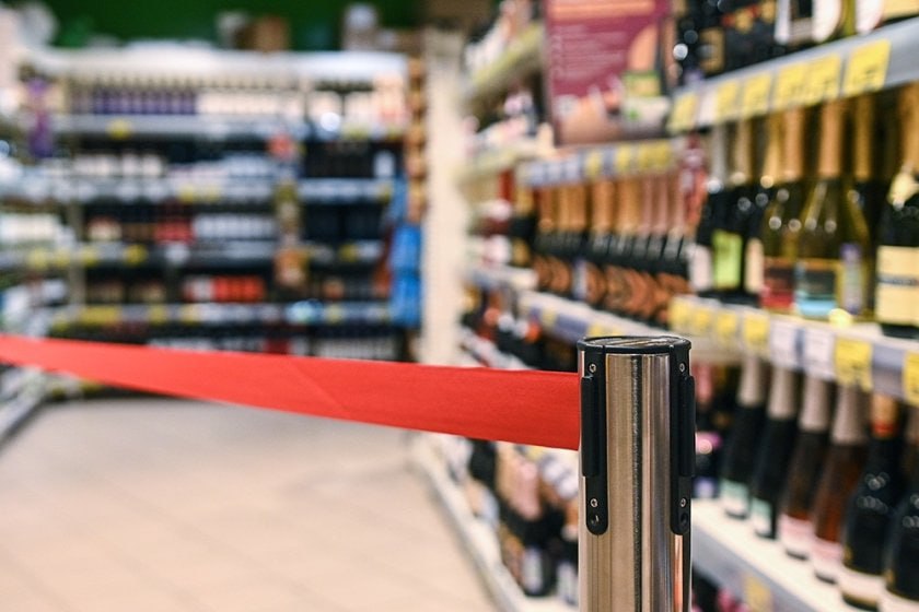 Алкомаркеты предложили запретить открывать в новостройках На отзыв в правительство уже направлено соответствующее предложение инициативу разработал глава Комитета по труду социальной политике и делам ветеранов Ярослав Нилов Он отмечает что в новых жилых комплексах часто открываются подобные торговые объекты Обилие таких магазинов крайне негативно сказывается на криминогенной обстановке считает депутат Кроме того нарушаются права жителей многоквартирных домов на отдых и благоприятную окружающую среду Нередко алкомаркеты заезжают в только что сданный объект недвижимости раньше чем жильцы И аккумулируют вокруг себя соответствующие аудиторию и ситуацию Нилов также отметил что дошло уже до того что в доме может не быть на первом этапе продуктового магазина Фото РИА Новости Подписаться на Российскую газету в Читать нас в MAX