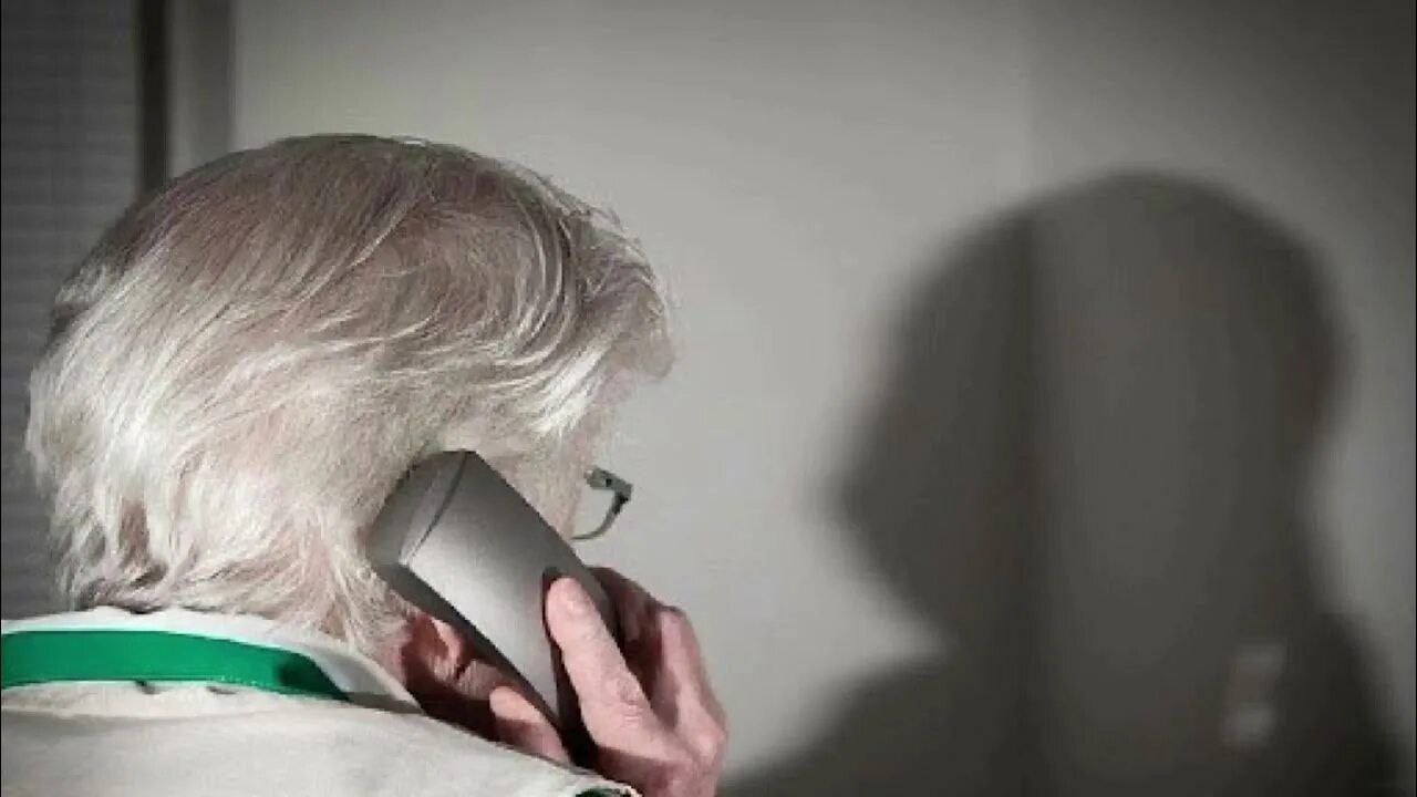 Новая схема обмана Всю прошедшую неделю пенсионеров сургута обзванивал якобы сотрудник городской администрации Представляется секретарем финансового отдела по фамилии Наумов Далее следует развод С ходу огорошивают пенсионера приятной новостью что ему положена выплата как ветерану труда Для начала нужно зайти в личный кабинет и просит назвать персональные данные паспорта Дальше все по схеме высылают смс и просят назвать код Многие жители засомневались и стали узнавать в администрации В администрации города подтвердили пенсионерам звонили мошенники Они пояснили что никакие социальные выплаты в ближайшее время не запланированы и уж точно никто из сотрудников не обзванивает пенсионеров и тем более по домашнему телефону Кстати именно наличие домашнего телефона сегодня становится стало причиной высокого риска Сотовые компании с помощью ИИ стали массово блокировать звонки мошенников и даже любой разговор в котором заходит речь о передаче паспортных данных