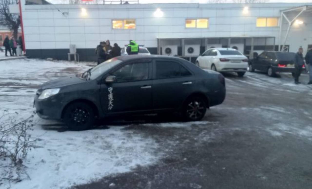 В Одоеве сбили пенсионерку.  Авария произошла 3 января в 14:30 возле дома №73 на улице Карла-Маркса в поселке Одоев.  По предварительной информации, 40-летний водитель Geely MK ехал задним ходом и сбил 74-летнюю женщину. В результате пенсионерка получила травмы. Ее отпустили после оказания медицинской помощи.    Тула. Происшествия  Наш ВКонтакте    Прислать новость: