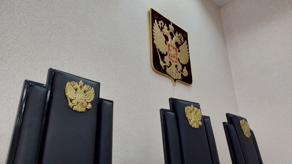 Самарский школьник украл у родителей валюту на полмиллиона рублей В феврале 2024 года несовершеннолетний житель Сызрани украл у родителей деньги которые они хранили в иностранной валюте Прокуратура Самарской области сообщает о том что сумма равнялась 508 тыс рублей Как подросток распорядился украденным неизвестно он потратил их по своему усмотрению Наказание похититель получил не от матери с отцом а от судебной системы лишение свободы на 8 месяцев условно с испытательным сроком 8 месяцев Молодой человек был признан виновным по п в ч 3 ст 158 УК РФ кража совершенная в крупном размере ГТРК Самара MAX lВК lОК lСАЙТ