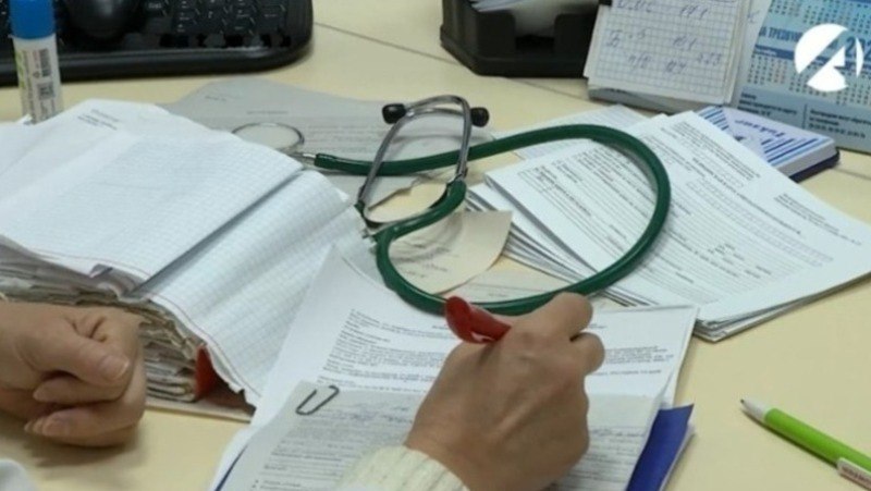 В Астрахани заведующую поликлиникой поймали на взятках за фальшивые санаторные путёвки В Астрахани возбуждено уголовное дело против заведующей городской поликлиники Её подозревают в получении взяток и подлоге документов За 15 тысяч рублей с каждой пациентки врач выдавала направления на санаторную реабилитацию трём жительницам внося ложные диагнозы Приёма и медкомиссии не проводилось Преступление пресекли СК России и УМВД по Астраханской области Расследование продолжается Астрахань 24 в МАХ