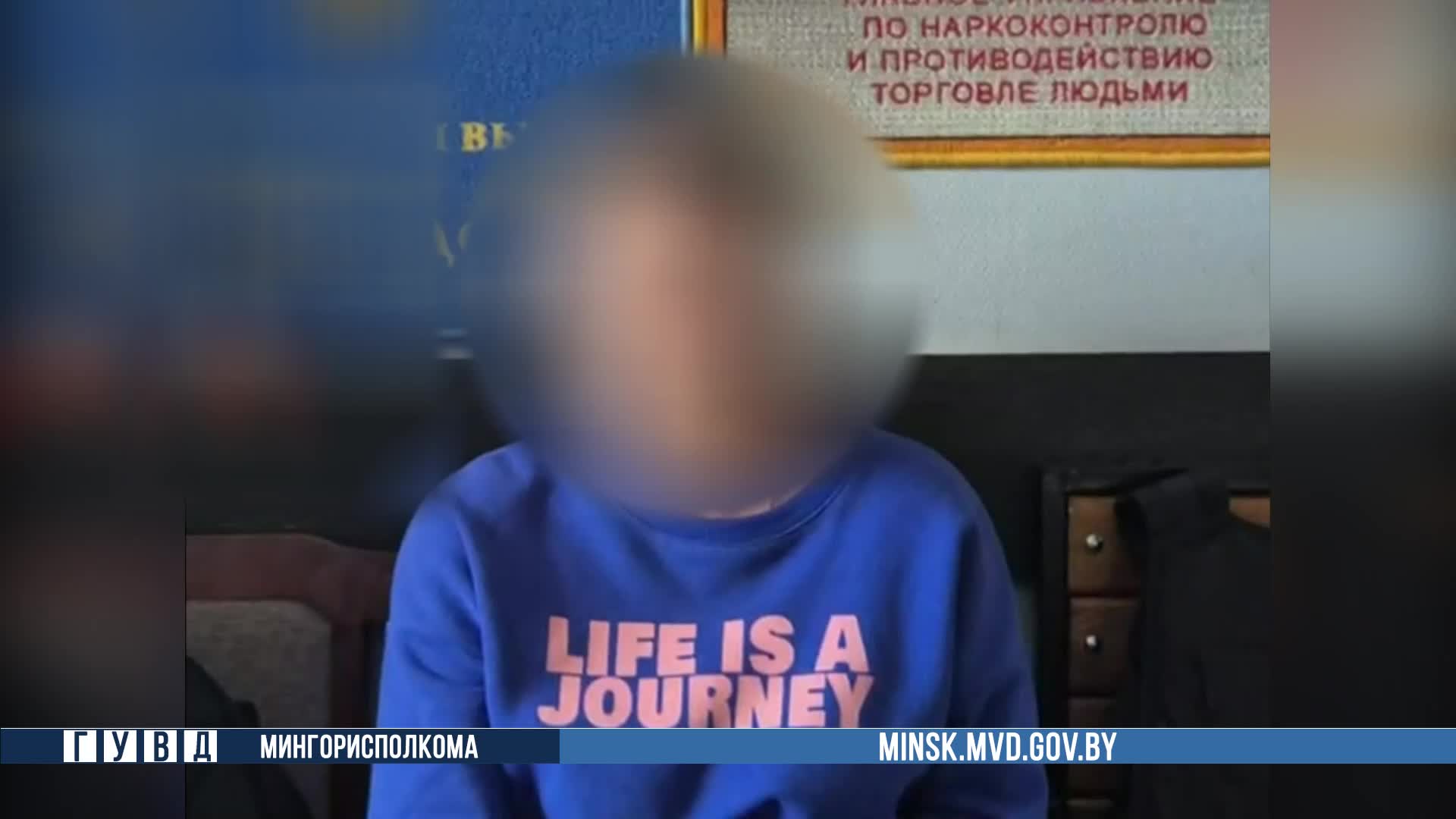 Мужчина и женщина разбивают окна: последствия неудачных попыток продемонстрировать меткость и злости