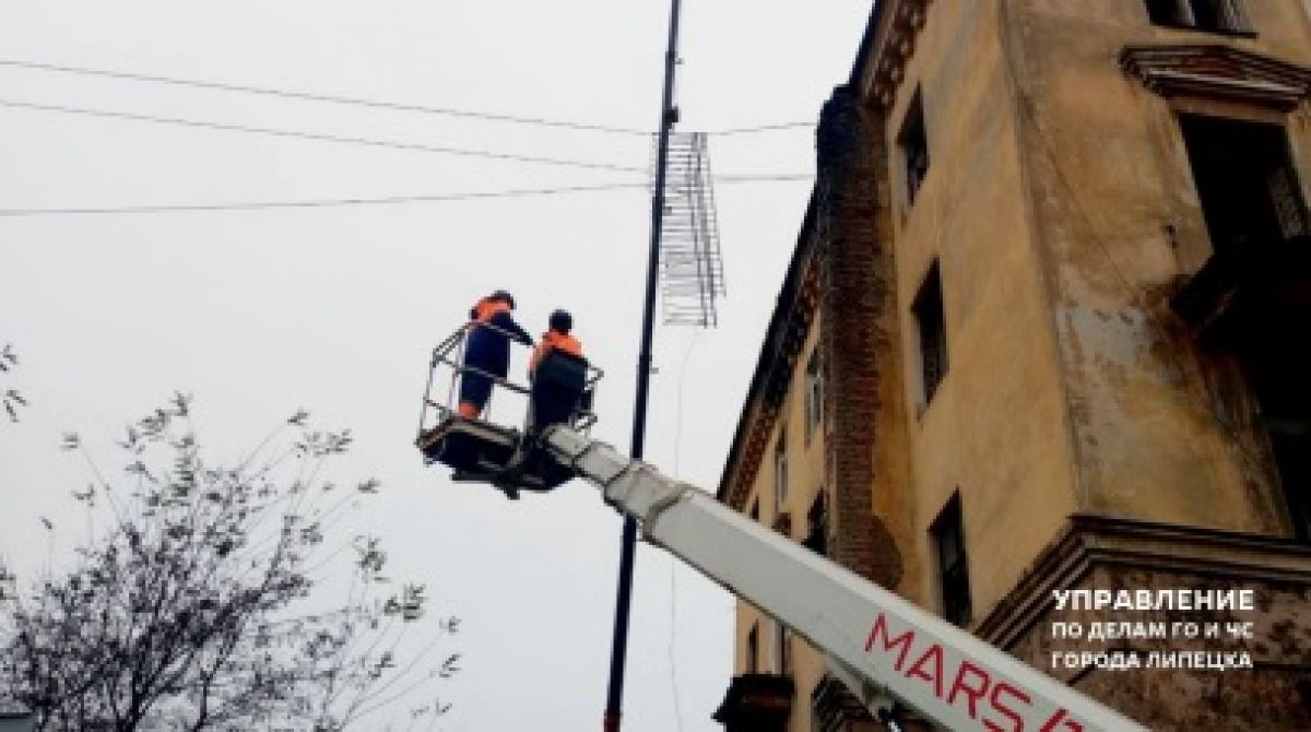 Угроза миновала липецкие спасатели вовремя произвели демонтаж сорванного кровельного ограждения   newslipetsk ru fn 1757896 html На улице Ильича 6 на Тракторном в Липецке кровельное ограждение сорвал сильный ветер Как сообщили очевидцы оно повисло на линии электропередач Если бы фрагмент упал на проезжую часть или на пешеходную дорожку это привело бы к печальным последствиям   Прислать новость Подписаться