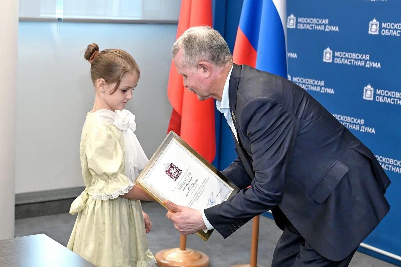 В Мособлдуме прошло награждение по итогам конкурса рисунков «‎ЭкоПодмосковье».     Организатором выступила Московская областная Дума. Сотрудники Минэкологии в рамках партнерства вошли в состав жюри, которое оценивало работы участников.    Конкурс нацелен на формирование у подрастающего поколения экологической культуры, любви к природе и патриотизма.     В этом году на конкурс принимались рисунки в трех номинациях: «По следам краснокнижных растений», «Деревья, опаленные войной. Аллея памяти Героев». «В мире животных Красной книги Московской области»  «2025 год обозначен Президентом Российской Федерации Владимиром Путиным как год героя. Именно поэтому было принято решение включить в конкурс номинацию «Деревья, опаленные войной. Аллея памяти Героев». Тем самым мы даем дань памяти нашим дедушкам, прадедушкам, которые отстояли свободу нашей страны в тяжелые военные годы, подарили нам возможность жить, учиться и творить. В этой номинации ребята представили самые проникновенные работы»,- рассказал Владимир Шапкин, депутат Московской областной Думы.       В рамках конкурса, участники от 6-18 лет прислали более 1500 рисунков, из которых жюри отобрали 50 лучших.     Кроме участников, наградили также сотрудников Минэкологии и Фонда "Верховье" которые принимали участие в отборе рисунков.   «Как художник, создающий картину на холсте, так и мы формируем свою систему ценностей и восприятия мира. Проведение таких конкурсов не только воспитывает подрастающее поколение,  но и наполняет сердце уважением к жизни и окружающей природе. Важно сохранять память, ценить наш окружающий мир и заботиться о нем, ведь именно через передачу правильных ценностей из поколения в поколение мы можем сохранить красоту и богатство нашей Родины для будущих поколений», - отметил Виталий Мосин, министр экологии и природопользования Московской области.  #экосистема #марафонзеленыхдел #экосистема50