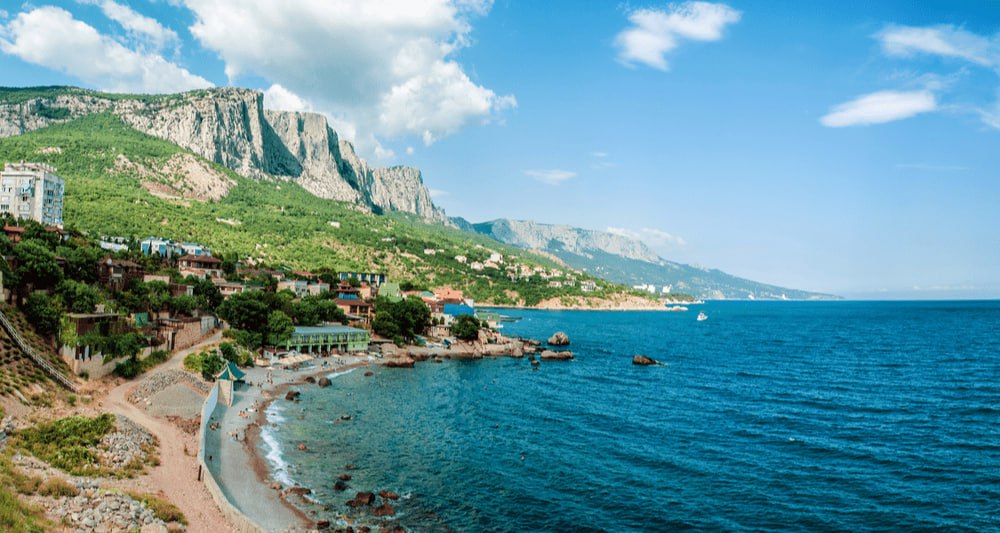 Спрос на летний отдых в Крыму вырос на 44% По данным Travelline, за последние две недели бронирования в Крыму увеличились на 44% к аналогичному периоду 2023 года. Лидируют Коктебель, Евпатория +76% , Ялта +58% , Алушта +45% . Июнь–август бронируются на 40–60% активнее, осень — почти вдвое лучше. Цены выросли в среднем на 20–30%, до 11,9–12,6 тыс. руб. за номер. Севастополь: рост броней до 3 раз, цены — до 10 тыс. руб. Основной трафик — Москва и МО 38% . На фоне Крыма спрос на Краснодарский край снижается: бронирования на 30–40% ниже уровня прошлого года, за исключением Туапсе, Сириуса и Ейска. Все подробности — в материале RTN.