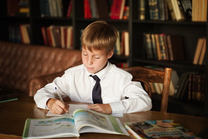 Старт интеллектуального марафона В Якутии 12 января начнется региональный этап самого главного интеллектуального соревнования для школьников Всероссийской олимпиады Открывает марафон олимпиада по экономике которая пройдет в Финансово экономическом институте СВФУ в Якутске Всего впереди у ребят насыщенные два месяца состязаний по 28 разным школьным предметам Интеллектуальный марафон начнется с экономики и завершится 28 февраля олимпиадой по искусству или мировой художественной культуре Это важный шаг для каждого участника ведь победа дает шанс выйти на федеральный уровень Такие олимпиады это не просто проверка знаний а реальная возможность для талантливых детей из всех уголков республики проявить себя Успех на региональном этапе открывает дорогу к участию в заключительном всероссийском туре а это уже серьезная заявка на будущее поступление в лучшие вузы страны