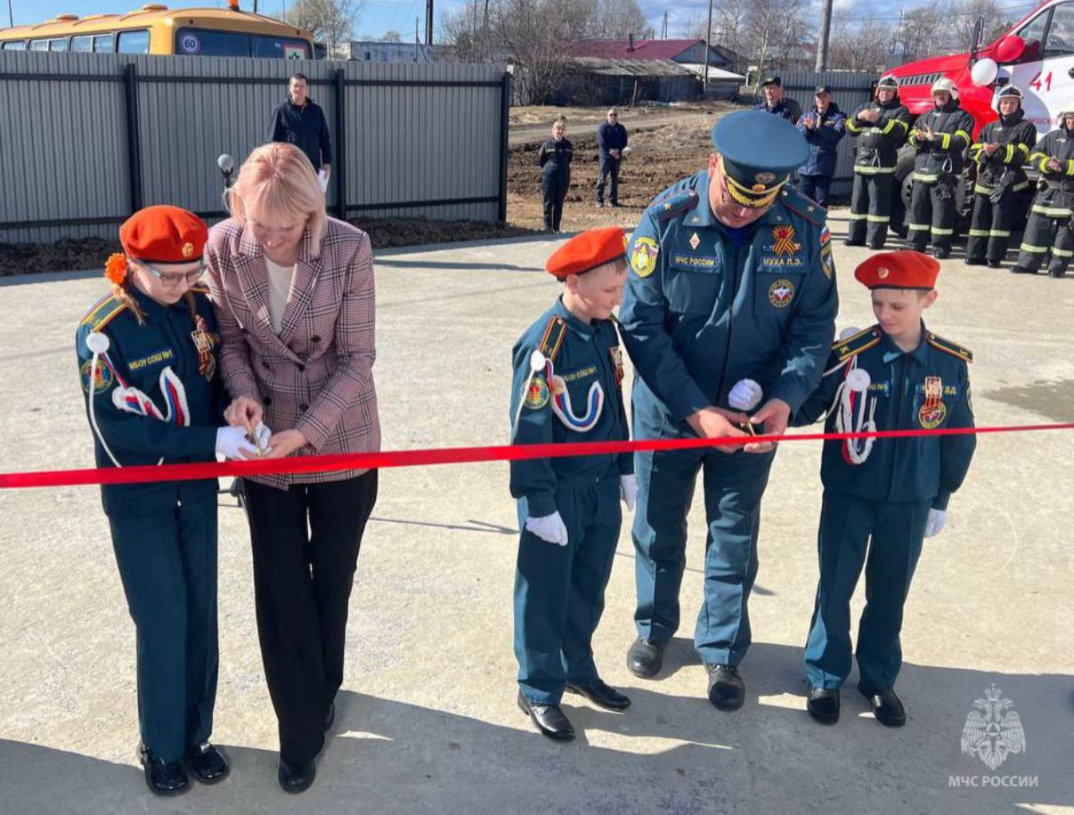 Пожарное депо открыли в Тымовском районе Сегодня состоялось торжественное событие - в эксплуатацию ввели сразу 4 пожарных депо с улучшенной инфраструктурой. Одним из таких стал пожарный пост в селе Кировское Тымовского района. Данный объект - необходимость, которая позволит повысить уровень безопасности жителей. В районе выезда подразделения находятся 2 населенных пункта, в которых проживают 1469 человек, а также имеются 7 социально-значимых объектов. В мероприятии приняли участие начальник Главного управления МЧС России по Сахалинской области Любомир Муха, руководитель агентства по делам гражданской обороны, защиты от чрезвычайных ситуаций и пожарной безопасности Сахалинской области Анна Михеева, руководитель областной пожарно-спасательной службы Сахалинской области Максим Капустюк. Как это было - смотри в