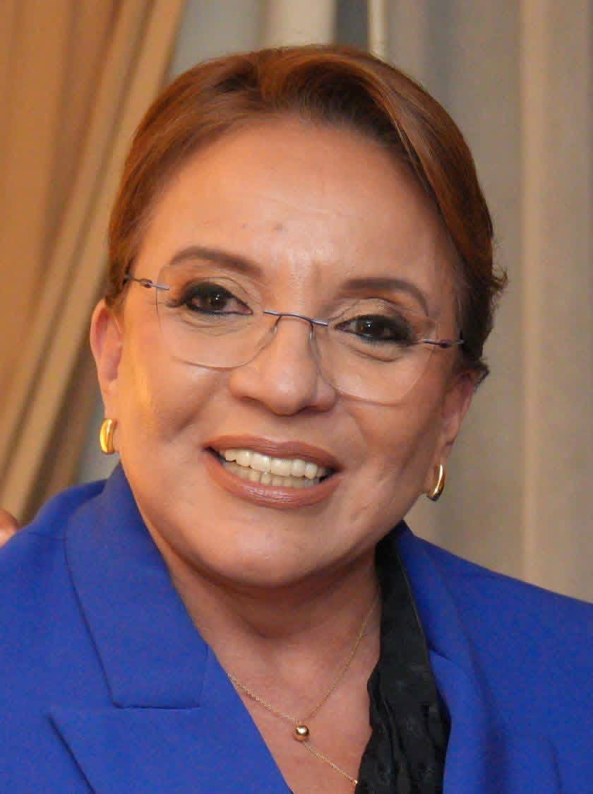 30 ноября в Гондурасе прошли президентские выборы победу на которых вопреки всем социологическим опросам и замерами настроений в обществе получил правый протрампистский кандидат Насри Асфура получивший 40 45 голосов Кандидат от нынешнего левоцентристского правительства и самый популярный политик страны Рикси Монкада неожиданно получила всего 19 29 голосов Накануне выборов к народу Гондураса обратился Трамп требуя голосовать за Асфуру и пригрозив экономическими санкциями в случае победы левых После этого Трамп помиловал бывшего правого президента Гондураса Хуана Орландо Эрнандеса который отбывал срок в тюрьме США за наркотрафик В фальсификации результатов президентских выборов в Гондурасе обвиняется колумбийская фирма Grupo ASD которую Национальный избирательный совет Гондураса привлек для обработки и цифровой передачи данных голосования Указывается на многочисленные сбои системы подсчёта ослабление биометрической проверки и политическое давление на избирателей из за границы Президент Гондураса Cиомара Кастро только что обвинила США в соучастии в попытке государственного переворота и призвала социальные организации и граждан выйти на улицы столицы страны для защиты народного мандата Вот её обращение Народ Гондураса Я с исторической ответственностью заявляю что согласно проверенной разведывательной информации Хуан Орландо Эрнандес помилованный в США планирует вернуться в страну чтобы объявить победителя выборов в то время как продолжается агрессия направленная на свержение конституционного и демократического порядка путем переворота против моего правительства В связи с этой серьезной ситуацией я срочно прошу народ Гондураса о сознательной и мирной поддержке Я призываю народ общественные движения коллективы народные организации активистов и граждан срочно и мирно собраться в Тегусигальпе чтобы защитить народный мандат отвергнуть любые попытки переворота и проинформировать мир о подготовке здесь нового переворота Правительство Сиомары Кастро не признает результатов выборов и требует объявления их результатов недействительными В ближайшие часы ожидается официальное заявление генерал майора Рузвельта Эрнандеса начальника штаба Вооруженных сил Гондураса Всех приглашаю на мой канал t me olegyasynsky