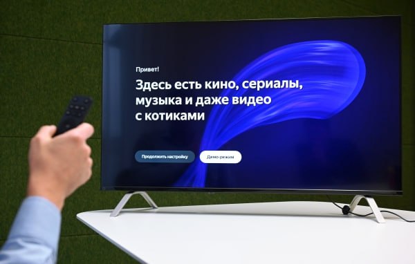 Посмотрите пока в окно Гендиректор агентства Telecom Daily Денис Кусков через Радиоточку НСН призвал россиян не переживать из за пропажи приложений для Smart TV на телевизорах Phillips В любом изделии где есть операционная система и работа через интернет неважно импортная или российская разработка могут быть глобальные сбои Подобные вещи не сделаны целенаправленно против россиян В такой ситуации надо просто подождать пока все не вернется в норму и не восстановится доступ У Xiaomi был сбой в этом году когда три дня не работала вся техника от пылесосов до телефонов хотя компания напрямую работает в России Покупать на такой случай смарт приставки тоже не рекомендую глупо это делать когда телевизор у тебя работает сказал он