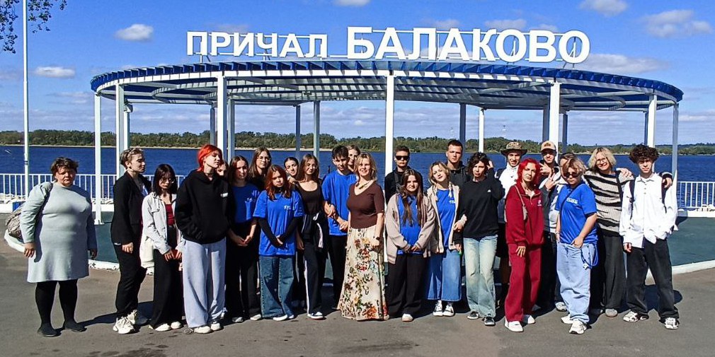 30 школьников из Мариуполя ознакомились с работой Балаковской АЭС   Визит ребят стал возможен благодаря федеральному проекту Университетские смены который реализуется Министерством образования и науки совместно с Министерством просвещения РФ и Движением Первых   www atomic energy ru news 2025 09 12 159282