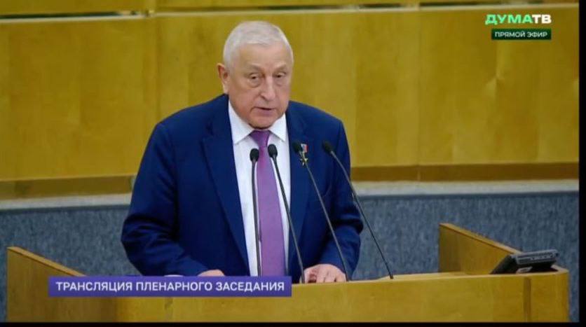 Государственная Дума единогласно приняла постановление по итогам «Правительственного часа» 21 мая 2025 года, в День Полярника, в Государственной Думе состоялось важное обсуждение развития Арктики с участием профильных министерств. Председатель Комитета Николай Харитонов: Мы благодарны комитетам Государственной Думы, которые активно включились в работу по подготовке проекта постановления по итогам «правительственного часа». Отдельные слова благодарности нашим депутатам из Арктики, которые также активно приняли участие в подготовке этого документа. Основные направления: Распространение программы «Доступное арендное жильё» на арктические населённые пункты; Совершенствование закона «О северном завозе»; Включение планов долгосрочного социально-экономического развития Арктики в отдельные разделы национальных проектов; Повышение стандартов медицинской помощи в арктических регионах; Развитие энергетики, строительства в условиях вечной мерзлоты и транспортной доступности. Часть вопросов требует дополнительной проработки – поэтому осенью запланированы парламентские слушания по энергоразвитию Дальнего Востока и Арктики. Наша цель – не только экономическое развитие, но и повышение качества жизни людей в Арктике. Правительству РФ предложено направить в Государственную Думу информацию о результатах реализации наших рекомендаций и предложений, а Комитет по контролю и наш Комитет организуют их рассмотрение.
