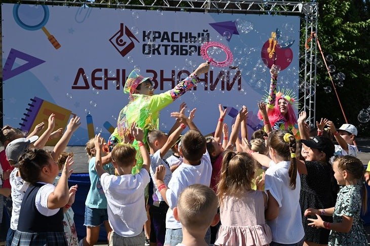 Красный октябрь организовал праздник для 150 будущих первоклассников В преддверии Дня знаний на металлургическом заводе состоялось традиционное мероприятие для детей заводчан Для 150 ребят подготовили не только насыщенную развлекательную программу но и подарки первые школьные рюкзаки и наборы для учебы Праздник включал в себя работу различных интерактивных площадок мастер классов игровых зон активностей с аниматорами Особый интерес у юных зрителей вызвала сказочная шоу программа Вместе с будущими первоклассниками активное участие в мероприятии принимали и их родители помогали с творческими заданиями поддерживали во время выступлений Кульминацией праздника стало вручение подарков каждый ребенок получил свой первый школьный рюкзак и канцелярский набор в котором собрано все необходимое для учебы v102 ru news 147244 html Реклама АО Корпорация Красный октябрь ИНН 3459080648 erid 2Vtzqw8K3aJ