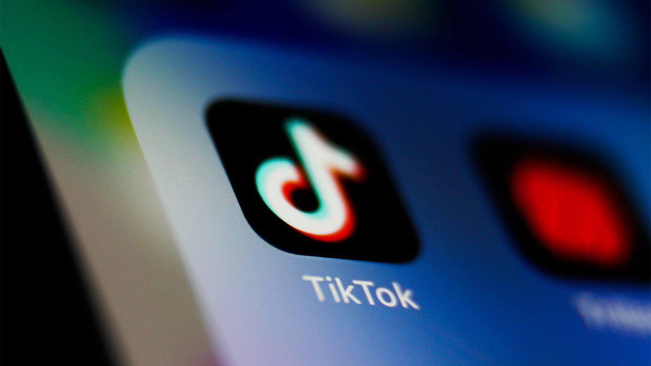 Создатели TikTok знали о негативном влиянии приложения на подростков  ⏮По крайней мере, об этом свидетельствуют слитые документы⏭  На фоне судебных разбирательств TikTok с 14 штатами США разгорается новый скандал. Утверждается, что разработчики TikTok сознательно использовали механизмы, которые удерживают внимание пользователей и негативно влияют на подростков.  В одном из внутренних исследований платформы отмечалось, что чрезмерный просмотр видео ухудшает аналитическое и контекстное мышление, нарушает формирование памяти, усиливает тревожность и вызывает депрессивные состояния.   В документах также упоминаются другие спорные аспекты:    Несовершеннолетние пользователи активно ведут стримы и получают «подарки» от взрослых зрителей, что по сути является монетизацией. При этом официально дети не могут находиться на платформе.    TikTok поддерживает тематический контент, продвигающий негативные и даже депрессивные настроения.    Алгоритмы TikTok активно продвигают контент от «красивых» пользователей и занижают охваты у тех, кто не соответствует этим субъективным критериям.    Представители TikTok опровергают все обвинения и называют данные в документах «устаревшими». По их словам, для защиты подростков в приложении есть родительский контроль и ограничение экранного времени. При этом в самих документах говорится, что эти меры фиктивны, а значит, руководство компании знает об их неэффективности.