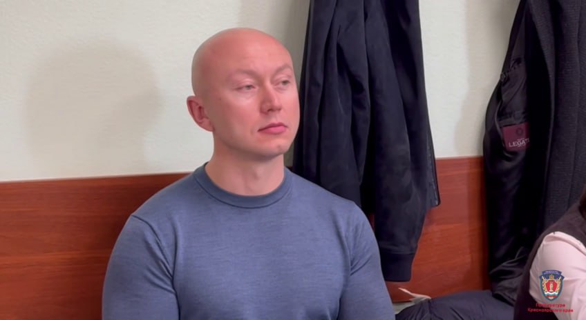 13 лет колонии запросил прокурор экс депутату Березовского райсовета Александру Велькеру По версии следствия в 2016 г Велькер по подложным документам выкупил 3 муниципальных земельных участка по льготной цене в 554 тыс руб вместо их реальной стоимости в 269 млн руб В 2021 г бывший депутат под угрозой насилия и распространения порочащих сведений вымогал 20 8 млн руб у председателя КПК Совет Потерпевший заключил невыгодный договор займа отдал деньги и передал права на квартиру на сумму более 11 5 млн руб Подсудимый вину не признал Очередное судебное заседание запланировано 10 ноября 2025 г в 14 00 NeNASHI