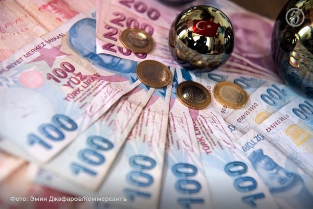 Инфляция в Турции в мае составила 35,4% в годовом выражении — это минимум с ноября 2021 года, сообщает статистический институт страны Turkstat. В апреле показатель оценивался в 37,9%, аналитики, опрошенные Trading Economics, ждали его снижения до 36,1%. Отметим, в мае ЦБ Турции сохранил прогноз снижения инфляции на конец 2025 года до 24%, это промежуточная цель, стратегический же таргет составляет 5%. Продукты питания в мае подорожали на 32,9% в измерении год к году в апреле — на 36,1% , коммунальные услуги — на 67,4% 74,1% , одежда и обувь — на 14,1% 16,9% . Базовая инфляция без учета продовольствия и энергоносителей также снижается и в мае, по данным Turkstat, составила минимальные с декабря 2021 года 35,4% после 37,1% в апреле. Замедление инфляции лишь отчасти объясняется эффектом «высокой базы», во многом же это следствие отложенных эффектов жесткой денежно-кредитной политики, которую турецкий центробанк проводил с лета 2023 года.