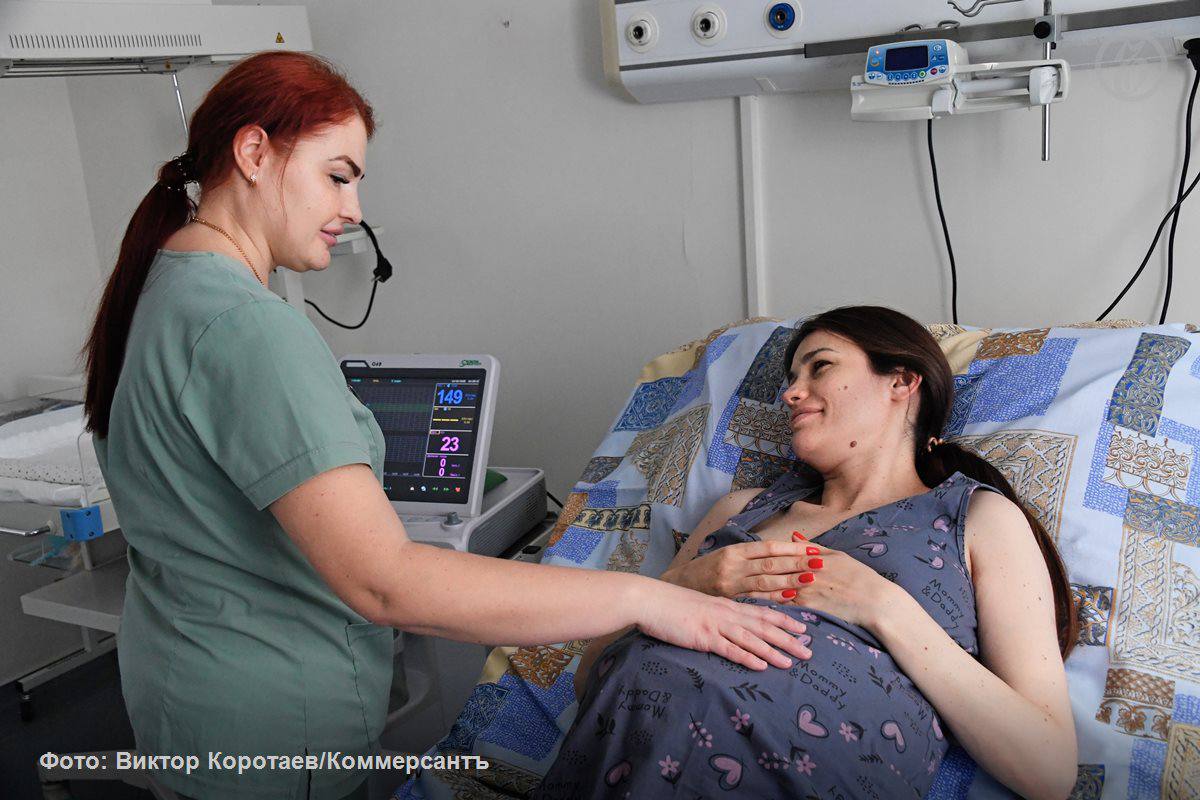 В новом проекте порядка ведения беременности Минздрав предусмотрел обязательное психологическое консультирование для будущих мам Согласно документу беременные женщины должны будут минимум два раза посетить медицинского психолога Если это станет стандартной практикой как регулярные УЗИ женщины смогут получить хорошую помощь и поддержку отмечает клинический психолог Олеся Толстухина При этом эксперты признают что с реализацией инициативы могут возникнуть сложности особенно в регионах где не хватает ставок для таких специалистов Проект документа сейчас проходит общественное обсуждение Подписывайтесь на Ъ в Telegram в MAX Оставляйте бусты