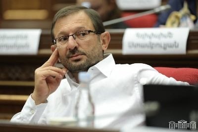 Ранним утром силовики вновь ворвались в дома членов АРФ Дашнакцутюн. Об этом говорится в заявлении Офиса общественных связей Верховного органа АРФ Дашнакцутюн Армении. «В данный момент проводятся обыски в доме депутата Национального собрания Армении Гегама Манукяна и руководителя аппарата Верховного органа АРФ Дашнакцутюн Армении Вагана Матиняна», — говорится в заявлении.