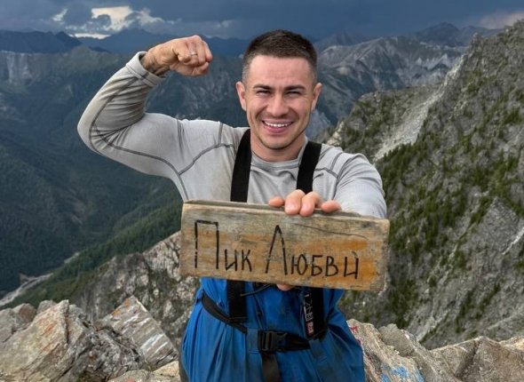 Выживший после трагедии в Омске десантник поднялся на Пик Любви на руках Мужчина лишился обеих ног после обрушения казармы в 2015 году ВИДЕО Читать подробнее на сайте