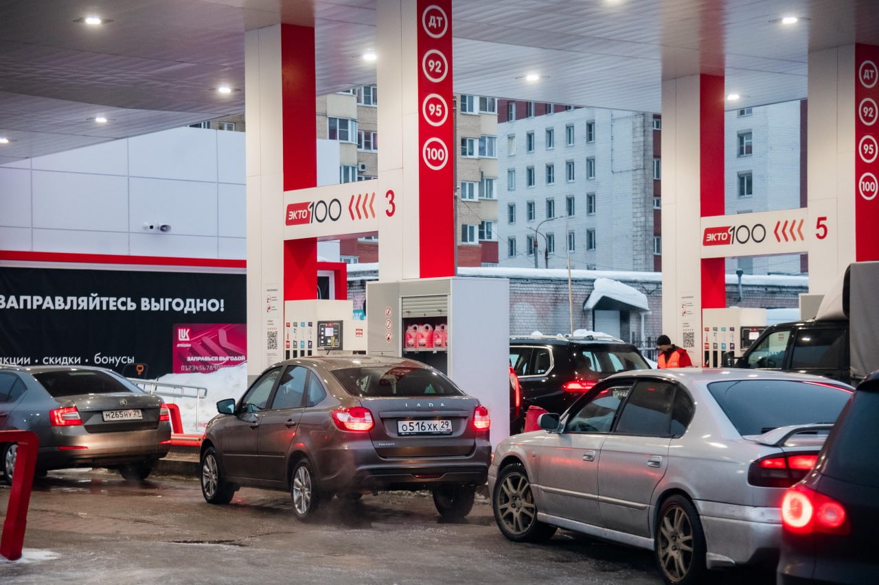 Новогодний подарок от нефтяников очередное повышение цен на топливо Некоторые виды бензинов подорожали сразу на два рубля Смотрим почем сейчас топливо