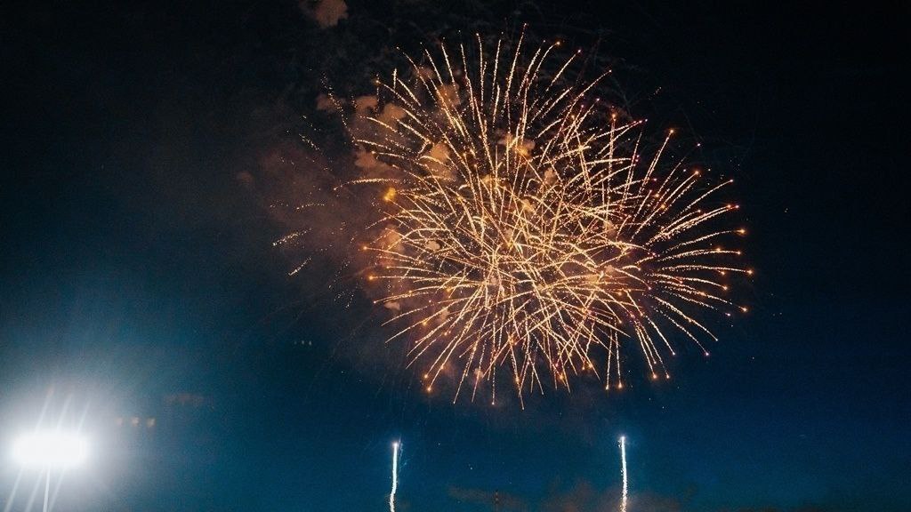 Фейерверкам свое место используй пиротехнику только на специальных площадках Самостоятельно запускать салюты и фейерверки на территории населенных пунктов разрешено ТОЛЬКО в специально отведенных для этого местах соответствующих требованиям безопасности В Магаданской области определены 25 площадок для запуска пиротехники III класса опасности 3 из них в областном центре Подробнее читай тут mchs magadan Подписывайся на МЧС России в MAX ВК