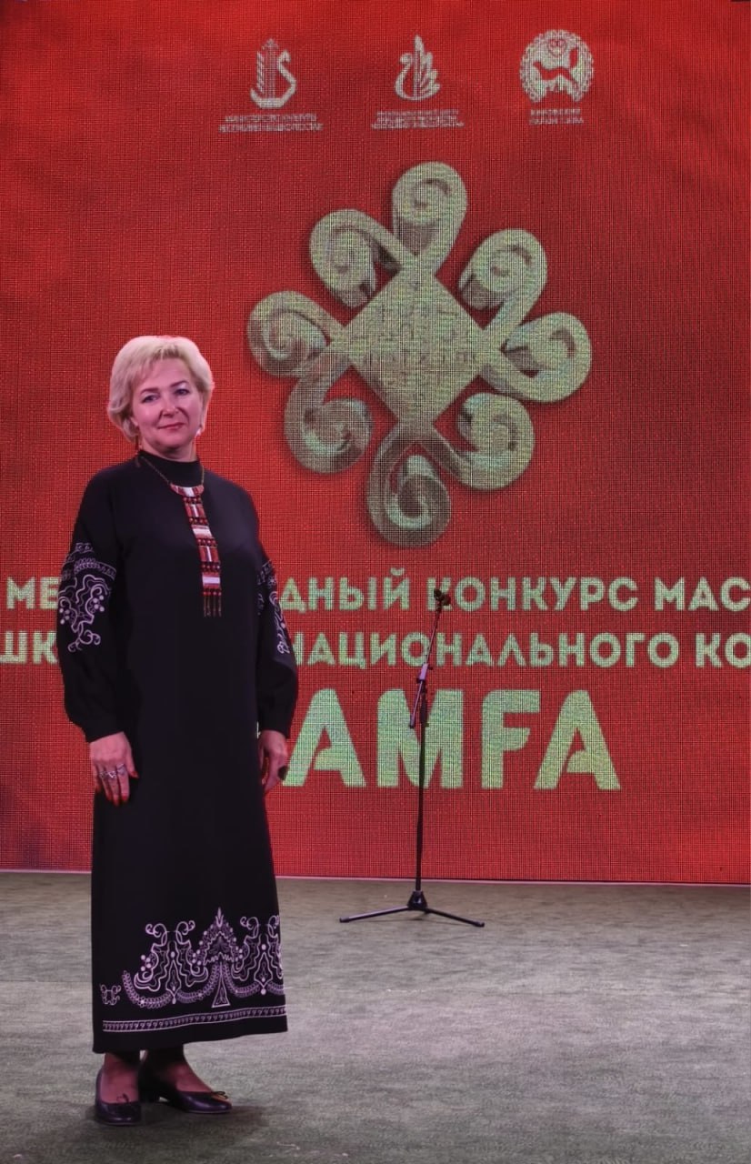 Художница из Стерлитамака получила награду конкурса Тамға Преподаватель детской художественной школы 1 Елена Литвиненко заняла второе место на V Международном конкурсе мастеров башкирского костюма Она представила коллекцию ювелирных украшений в технике горячей эмали на меди вдохновленные традициями юго восточных башкир Финал конкурса прошел 12 сентября в саду имени Аксакова в Уфе В нем участвовали 54 мастера из разных регионов страны Фото Str kultura Подписывайтесь на utvugrb