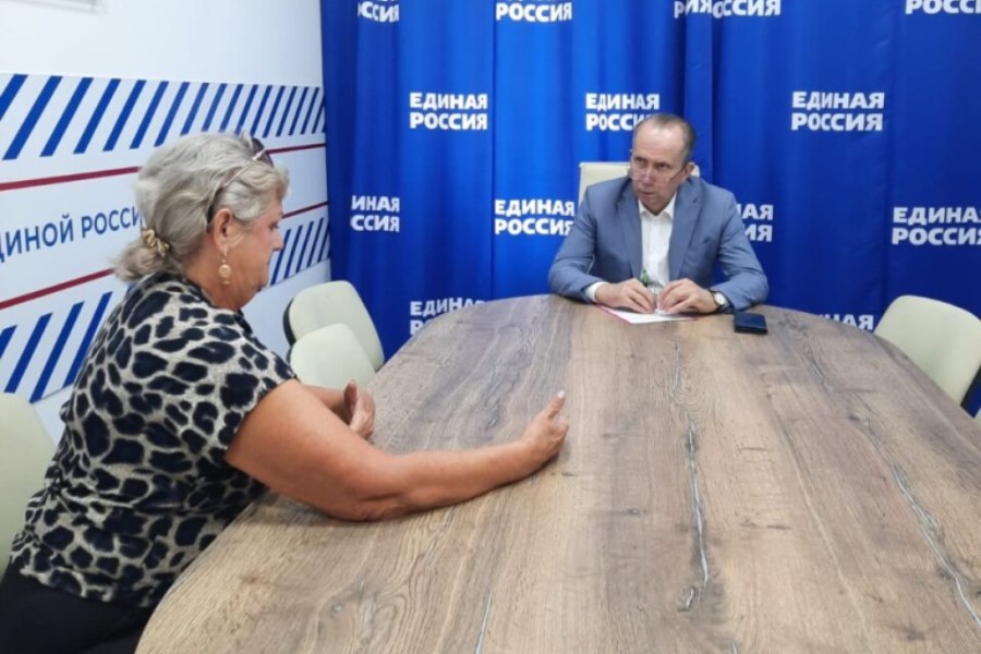 Председатель Гордумы Игорь Седов провёл личный приём граждан Председатель Городской Думы Игорь Седов Астрахань провёл личный приём граждан в Штабе общественной поддержки На встрече жители Астрахани обратились с рядом актуальных вопросов включая начисление пенсий благоустройство придомовых территорий и проблемы в сфере ЖКХ Одним из ключевых обращений стало заявление одной из астраханок о проблемах с пенсионными начислениями Игорь Седов взял его на личный контроль и отметил что в ближайшее время запросы будут направлены в профильные ведомства для скорейшего решения вопроса Также астраханцев беспокоят вопросы благоустройства придомовых территорий проблемы в сфере ЖКХ многие также обращаются с личными просьбами Председатель Городской Думы подчеркнул важность прямого диалога с жителями По его словам только так можно оперативно и эффективно решить проблемы астраханцев