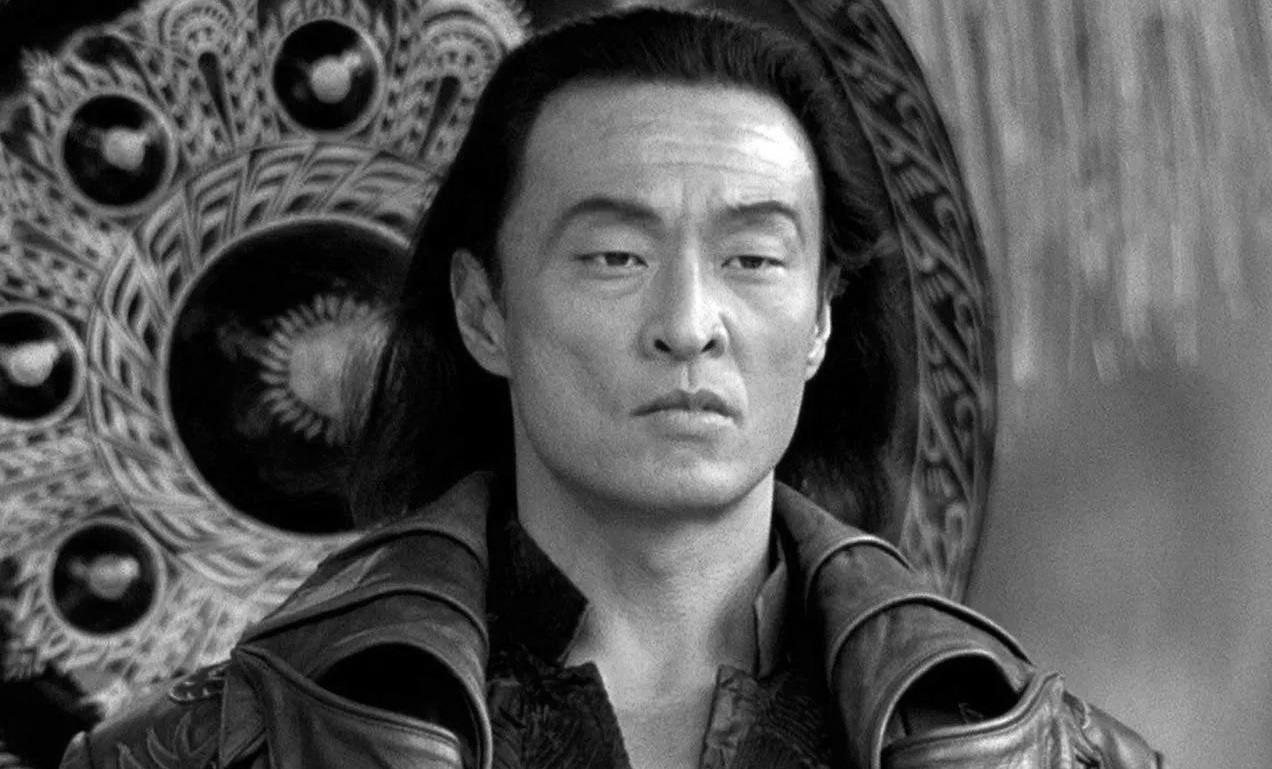 На 76 м году жизни ушёл из жизни актёр Кэри Хироюки Тагава легендарный исполнитель роли Шанг Цзуна в культовом Mortal Kombat 1995 Он скончался 4 декабря 2025 года в своём доме в Санта Барбаре от осложнений после инсульта Образ Шанг Цзуна созданный Тагавой стал каноничным для фанатов а фраза Твоя душа принадлежит мне культовой В 2019 году актёр вновь воплотил персонажа в игре Mortal Kombat 11